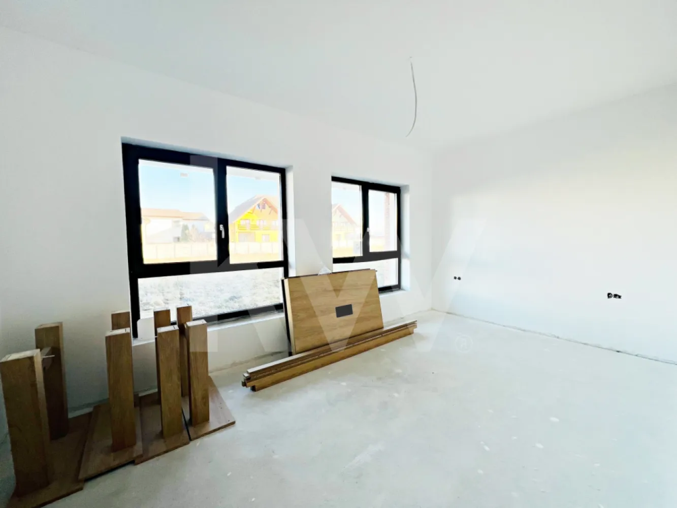 Apartament 2 camere – 50,2 mp. Bloc modern, Șelimbăr, lângă Shopping City Sibiu - Dacă îți dorești un apartament pe care să îl amenajezi exact așa cum ai visat, acesta poate fi alegerea perfectă.

Îți propunem un apartament cu 2 camere, cu suprafața utilă de 50,2 mp, situat la parter, într-un bloc cu design modern și regim redus de înălțime (P+2) din Șelimbăr, la doar câțiva pași de Shopping City Sibiu. 

Locuința este finisată la alb, ceea ce îți oferă libertatea de a-ți crea propriul stil: de la culori și materiale, până la fiecare detaliu care transformă un apartament într-un adevărat „acasă”.

Compartimentarea este practică și luminoasă:

- hol de intrare primitor
- living generos cu bucătărie open space, ideal pentru seri relaxante sau timp petrecut cu prietenii
- dormitor confortabil
- baie
- loc de parcare inclus in preț
Blocul are design modern, este construit într-o zonă liniștită din Șelimbăr, dar în același timp foarte aproape de zonele comerciale, supermarketuri, restaurante și alte puncte de interes.

Este locul potrivit pentru cei care vor să își creeze un spațiu personal, amenajat exact după propriul gust. 
În plus apartametul dispune si de o zonă exterioară pe care o poți amenaja ca si terasă. 

Pentru mai multe informații sau pentru programarea unei vizionări, te invităm să ne contactezi.