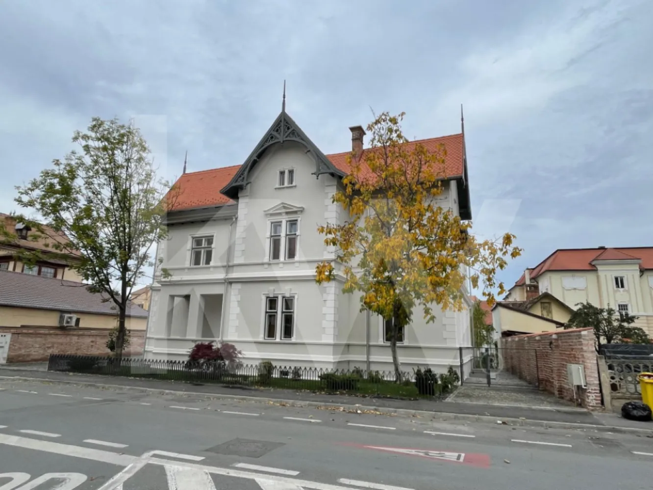 Cladire istorica cu potential exceptional Str. Dr. Ion Ratiu Sibiu - Vă propunem spre vânzare o clădire istorică de referință, amplasată pe prestigioasa stradă Ion Rațiu, în zona centrală a Sibiului. Proprietatea, edificată pe un teren de 950 mp, se desfășoară pe patru niveluri (subsol, parter, etaj și mansardă) și dispune de o suprafață construită desfășurată de peste 830 mp.

Imobilul a fost restaurat integral în anul 2022, intervențiile urmărind să aducă confortul și eficiența energetică cerute astăzi, dar și să conserve elementele de valoare istorică. Astfel, au fost menținuți anumiți pereți originali, scările și structura din lemn, care dau autenticitate și caracter aparte clădirii. Sistemul de încălzire a fost modernizat prin pompe de căldură, ceea ce îi conferă sustenabilitate și costuri reduse de exploatare.

Subsolul este conceput pentru a funcționa ca restaurant, iar celelalte niveluri oferă camere generoase, mai multe băi și bucătării, spații de depozitare, terase și o mansardă amenajată, potrivită pentru birouri sau camere suplimentare.

Curtea generasă completează ansamblul, oferind oportunități de amenajare exterioară.

Prin amplasament, autenticitatea păstrată și dotările moderne, această clădire reprezintă o oportunitate rară: locuință de prestigiu sau investiție cu funcțiuni multiple – boutique hotel, clinică, birouri reprezentative sau spații culturale.

O proprietate emblematică, unde istoria se împletește cu modernitatea, în inima Sibiului.