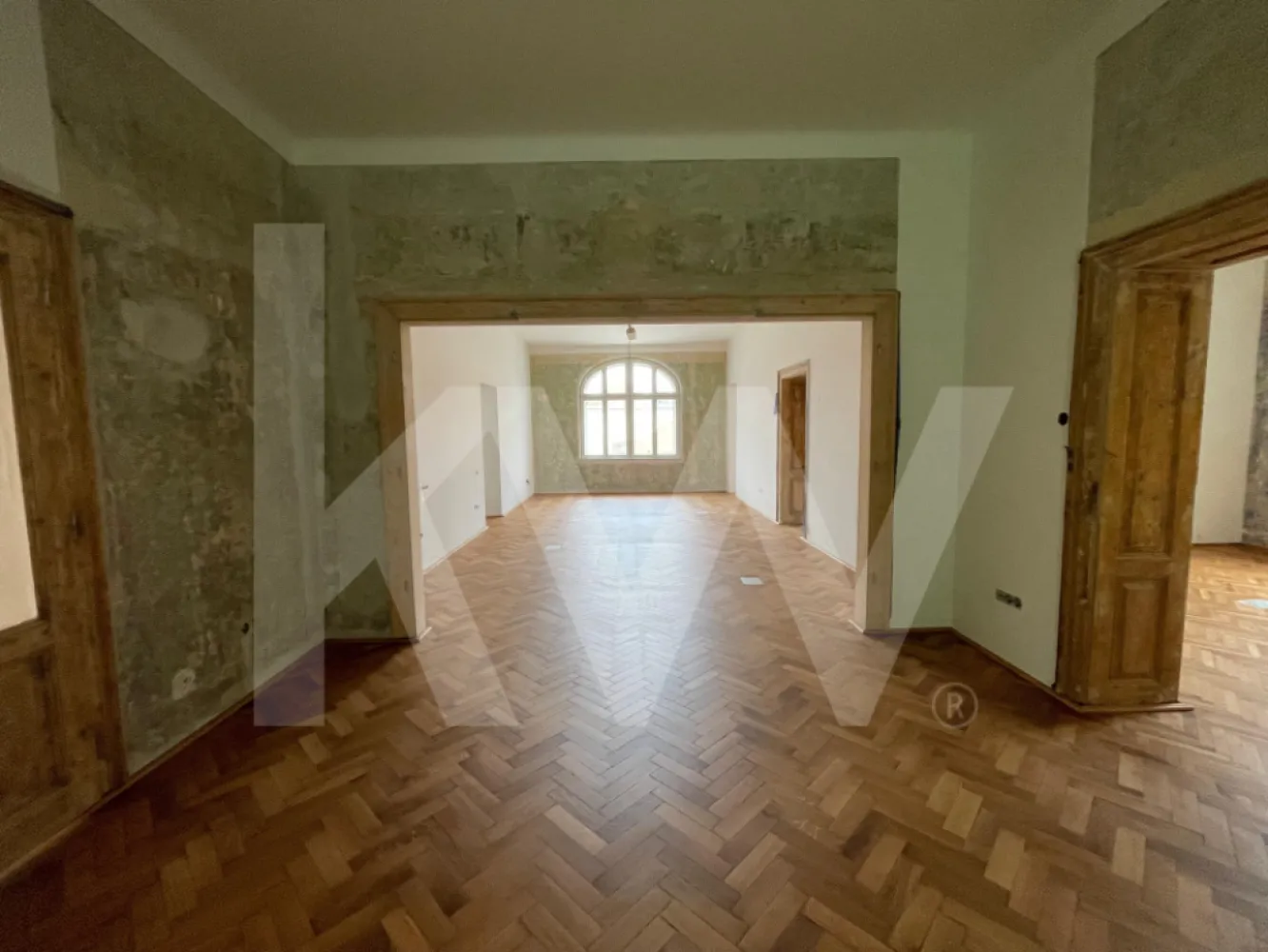 Cladire istorica cu potential exceptional Str. Dr. Ion Ratiu Sibiu - Vă propunem spre vânzare o clădire istorică de referință, amplasată pe prestigioasa stradă Ion Rațiu, în zona centrală a Sibiului. Proprietatea, edificată pe un teren de 950 mp, se desfășoară pe patru niveluri (subsol, parter, etaj și mansardă) și dispune de o suprafață construită desfășurată de peste 830 mp.

Imobilul a fost restaurat integral în anul 2022, intervențiile urmărind să aducă confortul și eficiența energetică cerute astăzi, dar și să conserve elementele de valoare istorică. Astfel, au fost menținuți anumiți pereți originali, scările și structura din lemn, care dau autenticitate și caracter aparte clădirii. Sistemul de încălzire a fost modernizat prin pompe de căldură, ceea ce îi conferă sustenabilitate și costuri reduse de exploatare.

Subsolul este conceput pentru a funcționa ca restaurant, iar celelalte niveluri oferă camere generoase, mai multe băi și bucătării, spații de depozitare, terase și o mansardă amenajată, potrivită pentru birouri sau camere suplimentare.

Curtea generasă completează ansamblul, oferind oportunități de amenajare exterioară.

Prin amplasament, autenticitatea păstrată și dotările moderne, această clădire reprezintă o oportunitate rară: locuință de prestigiu sau investiție cu funcțiuni multiple – boutique hotel, clinică, birouri reprezentative sau spații culturale.

O proprietate emblematică, unde istoria se împletește cu modernitatea, în inima Sibiului.