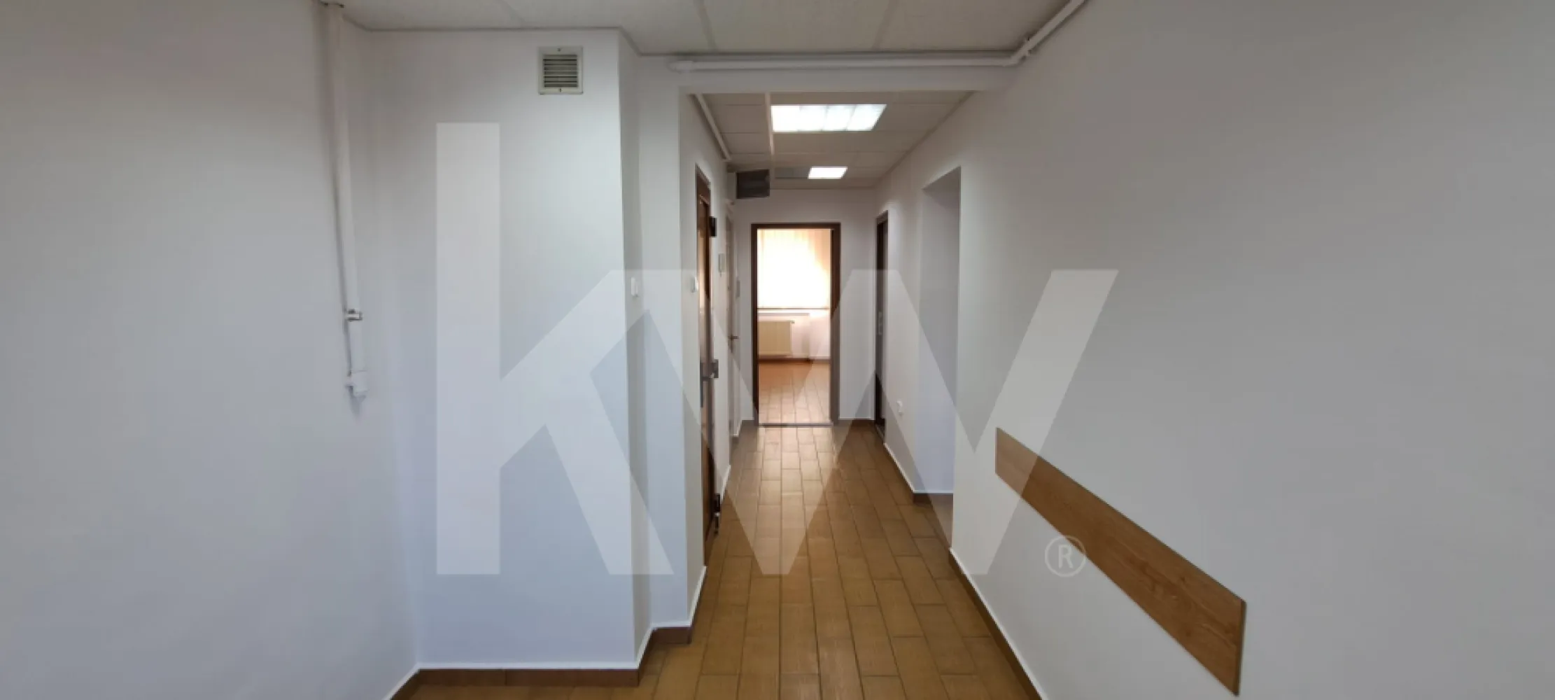 Apartament 3 camere decomandate , ultracentral ,parter - Confort și Eleganță Ultracentrală – Acasă, unde totul este aproape

Vă doriți libertatea de a locui chiar în centrul orașului, fără a renunța la liniște? Vă prezentăm un apartament de 3 camere, renovat cu grijă, situat la parterul unui bloc liniștit. Fiind decomandat, oferă intimitatea necesară fiecărui membru al familiei, iar accesul dublu în scară aduce un plus de confort cotidian. Este o locuință gata de mutat, într-o zonă unde valorile imobiliare sunt mereu în creștere.
Apartament situat la parter , compus din 3 camere decomandate , luminos , baie , debara , spatiu de depozitare , renovat .
Suprafata utila 60mp, suprafata construita 72 mp., canalizare separata .

Oportunitate Premium: Spatiu Comercial sau Birouri în Inima Orașului

Căutați sediul perfect pentru afacerea dumneavoastră? Acest apartament cu 3 camere, decomandat, situat ultracentral la parter, este definiția versatilității. Recent renovat și complet echipat, spațiul dispune de un avantaj strategic: două căi de acces separate, ideal pentru fluxul de clienți sau pacienți. Deși este situat într-o zonă efervescentă și foarte căutată, locația rămâne surprinzător de liniștită. Gata de utilizare imediată pentru birouri, cabinete medicale sau consultanță!
Pret 153.000 eur.
Nu rata aceasta oportunitate intr-una dintre cele mai cautate zone! Proprietatile cu acest raport calitate-pret se vand rapid. Contacteaza-ma pentru o vizionare detaliata.