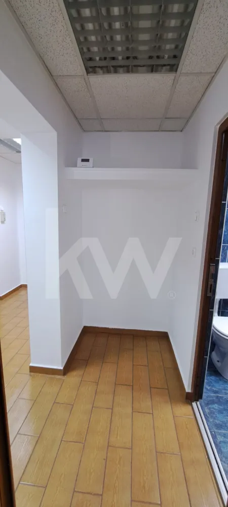 Apartament 3 camere decomandate , ultracentral ,parter - Confort și Eleganță Ultracentrală – Acasă, unde totul este aproape

Vă doriți libertatea de a locui chiar în centrul orașului, fără a renunța la liniște? Vă prezentăm un apartament de 3 camere, renovat cu grijă, situat la parterul unui bloc liniștit. Fiind decomandat, oferă intimitatea necesară fiecărui membru al familiei, iar accesul dublu în scară aduce un plus de confort cotidian. Este o locuință gata de mutat, într-o zonă unde valorile imobiliare sunt mereu în creștere.
Apartament situat la parter , compus din 3 camere decomandate , luminos , baie , debara , spatiu de depozitare , renovat .
Suprafata utila 60mp, suprafata construita 72 mp., canalizare separata .

Oportunitate Premium: Spatiu Comercial sau Birouri în Inima Orașului

Căutați sediul perfect pentru afacerea dumneavoastră? Acest apartament cu 3 camere, decomandat, situat ultracentral la parter, este definiția versatilității. Recent renovat și complet echipat, spațiul dispune de un avantaj strategic: două căi de acces separate, ideal pentru fluxul de clienți sau pacienți. Deși este situat într-o zonă efervescentă și foarte căutată, locația rămâne surprinzător de liniștită. Gata de utilizare imediată pentru birouri, cabinete medicale sau consultanță!
Pret 153.000 eur.
Nu rata aceasta oportunitate intr-una dintre cele mai cautate zone! Proprietatile cu acest raport calitate-pret se vand rapid. Contacteaza-ma pentru o vizionare detaliata.