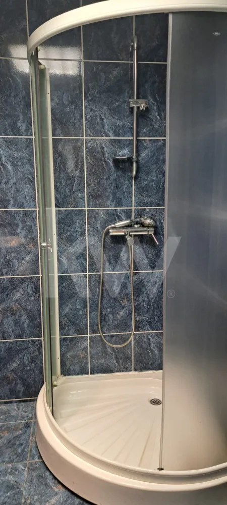 Apartament 3 camere decomandate , ultracentral ,parter - Confort și Eleganță Ultracentrală – Acasă, unde totul este aproape

Vă doriți libertatea de a locui chiar în centrul orașului, fără a renunța la liniște? Vă prezentăm un apartament de 3 camere, renovat cu grijă, situat la parterul unui bloc liniștit. Fiind decomandat, oferă intimitatea necesară fiecărui membru al familiei, iar accesul dublu în scară aduce un plus de confort cotidian. Este o locuință gata de mutat, într-o zonă unde valorile imobiliare sunt mereu în creștere.
Apartament situat la parter , compus din 3 camere decomandate , luminos , baie , debara , spatiu de depozitare , renovat .
Suprafata utila 60mp, suprafata construita 72 mp., canalizare separata .

Oportunitate Premium: Spatiu Comercial sau Birouri în Inima Orașului

Căutați sediul perfect pentru afacerea dumneavoastră? Acest apartament cu 3 camere, decomandat, situat ultracentral la parter, este definiția versatilității. Recent renovat și complet echipat, spațiul dispune de un avantaj strategic: două căi de acces separate, ideal pentru fluxul de clienți sau pacienți. Deși este situat într-o zonă efervescentă și foarte căutată, locația rămâne surprinzător de liniștită. Gata de utilizare imediată pentru birouri, cabinete medicale sau consultanță!
Pret 153.000 eur.
Nu rata aceasta oportunitate intr-una dintre cele mai cautate zone! Proprietatile cu acest raport calitate-pret se vand rapid. Contacteaza-ma pentru o vizionare detaliata.