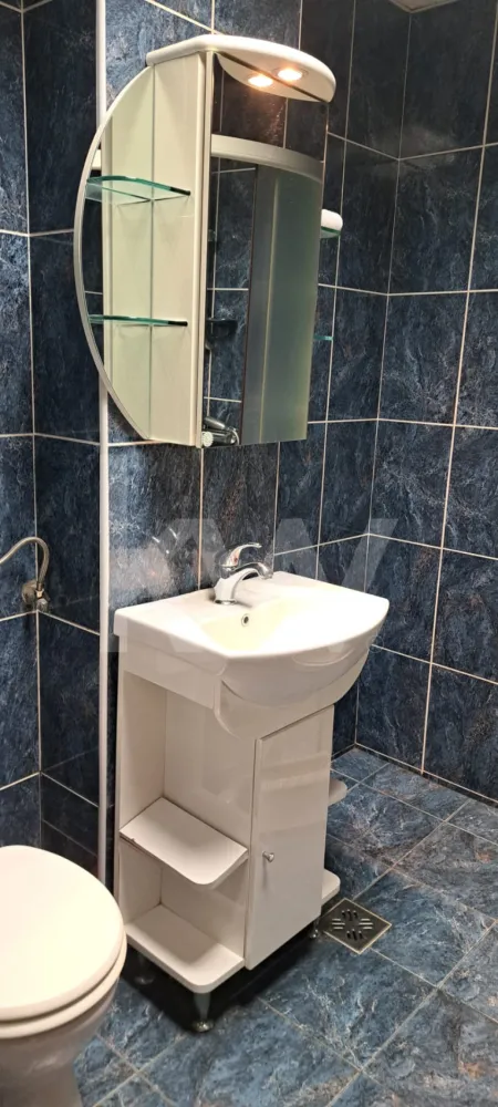 Apartament 3 camere decomandate , ultracentral ,parter - Confort și Eleganță Ultracentrală – Acasă, unde totul este aproape

Vă doriți libertatea de a locui chiar în centrul orașului, fără a renunța la liniște? Vă prezentăm un apartament de 3 camere, renovat cu grijă, situat la parterul unui bloc liniștit. Fiind decomandat, oferă intimitatea necesară fiecărui membru al familiei, iar accesul dublu în scară aduce un plus de confort cotidian. Este o locuință gata de mutat, într-o zonă unde valorile imobiliare sunt mereu în creștere.
Apartament situat la parter , compus din 3 camere decomandate , luminos , baie , debara , spatiu de depozitare , renovat .
Suprafata utila 60mp, suprafata construita 72 mp., canalizare separata .

Oportunitate Premium: Spatiu Comercial sau Birouri în Inima Orașului

Căutați sediul perfect pentru afacerea dumneavoastră? Acest apartament cu 3 camere, decomandat, situat ultracentral la parter, este definiția versatilității. Recent renovat și complet echipat, spațiul dispune de un avantaj strategic: două căi de acces separate, ideal pentru fluxul de clienți sau pacienți. Deși este situat într-o zonă efervescentă și foarte căutată, locația rămâne surprinzător de liniștită. Gata de utilizare imediată pentru birouri, cabinete medicale sau consultanță!
Pret 153.000 eur.
Nu rata aceasta oportunitate intr-una dintre cele mai cautate zone! Proprietatile cu acest raport calitate-pret se vand rapid. Contacteaza-ma pentru o vizionare detaliata.