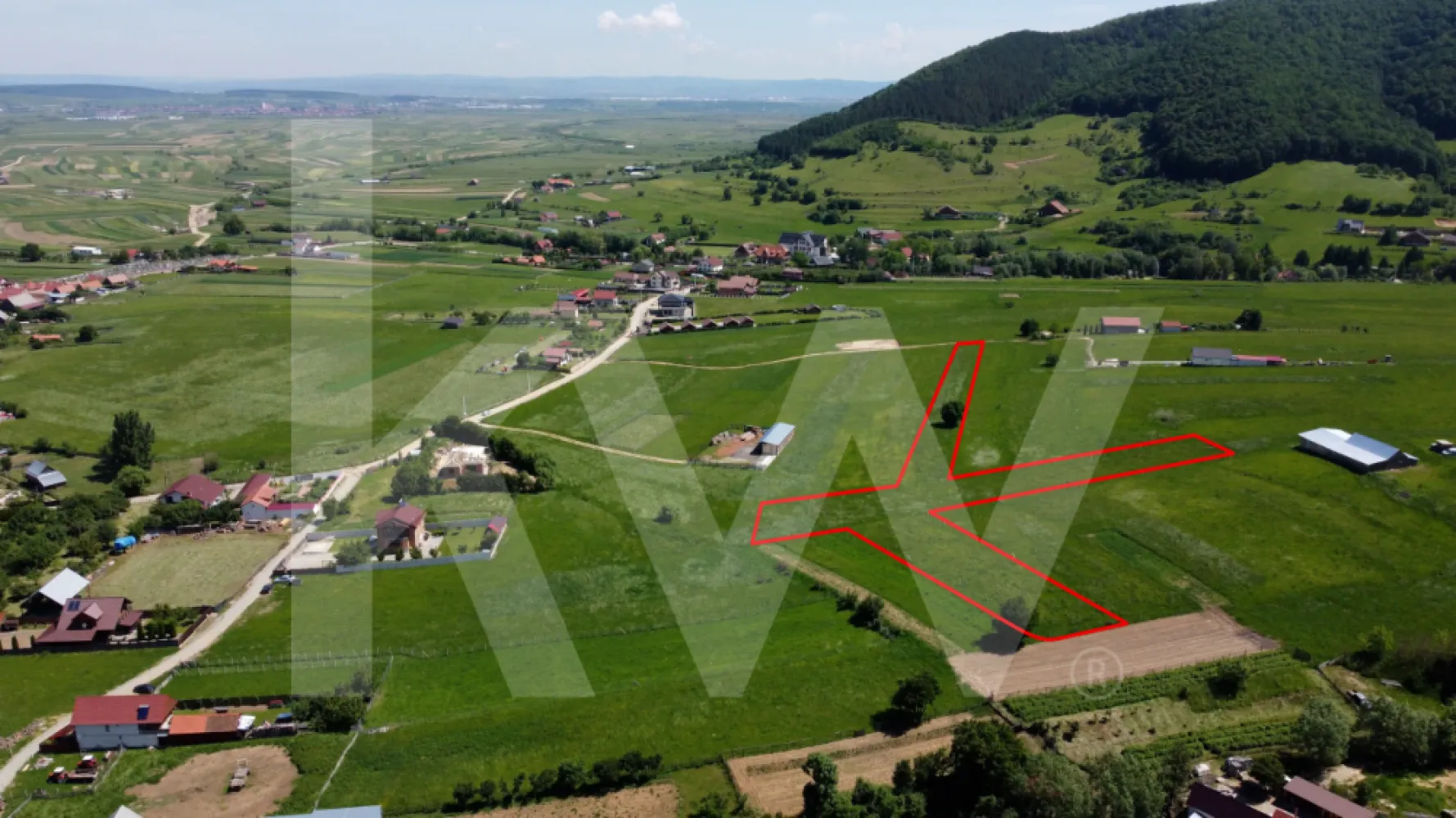 Teren cu peisaj spectaculos în Gura Râului – munte, aer curat, libertate - Un colț de natură unde visul prinde contur.

La poalele Munților Cindrel, în Gura Râului – un sat cu suflet, aflat la doar 18 km de Sibiu și 10 km de Păltiniș – se întinde un loc cu totul special. Aici, natura și liniștea merg mână în mână, iar priveliștea spre munți și pădure te oprește în loc.

Sunt 3 parcele de teren cu potențial uriaș, unde se poate construi o cabană de vacanță, un mic refugiu montan sau chiar un camping de poveste:
 2.421 mp
 1.507 mp
 1.035 mp
Terenurile se vând împreună și dispun de acces facil, cu toate utilitățile aproape (la doar 100 m): apă potabilă, canalizare, curent, gaz.

În zonă există școală (clasele 1–8), dispensar medical, magazine, iar barajul Gura Râului este perfect pentru pescuit sau relaxare. De la localnici poți cumpăra lapte, brânză, ouă, legume și fructe – totul proaspăt și natural.

Este locul ideal pentru o investiție sigură, pentru glamping, tiny homes sau pur și simplu pentru cineva care își dorește un refugiu autentic, în armonie cu natura.

Scrie-mi dacă vrei să-l vezi. S-ar putea ca locul acesta să fie exact ce căutai.