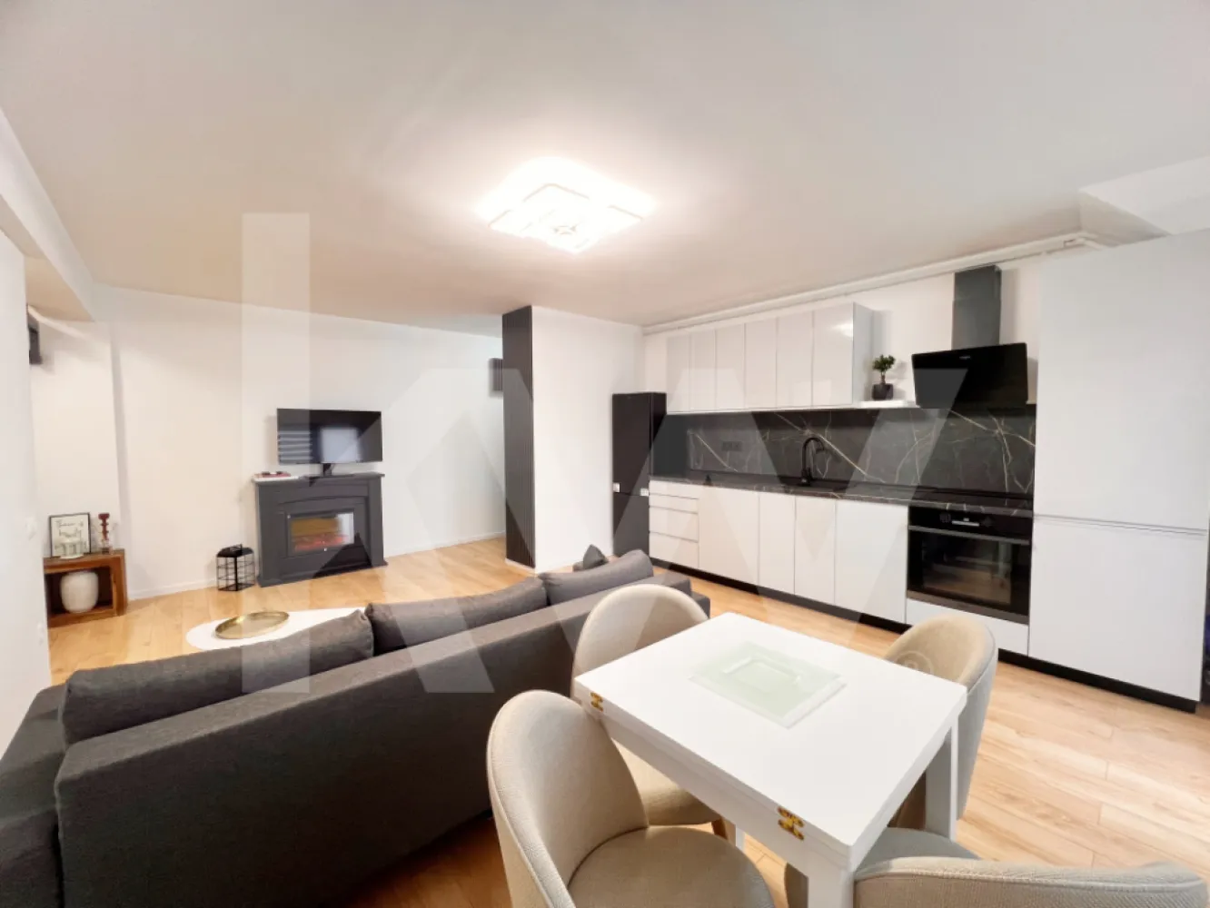 Apart. 3 cam. coplet mobilat, două băi, balcon, lift, parcare-Kaufland Hipodrom - Vă propunem spre vânzare un apartament elegant și bine compartimentat, situat într-un bloc nou cu 3 etaje, prevăzut cu lift și parcare. Amplasat într-o zonă liniștită, la doar 5 minute de mers pe jos de Kaufland Hipodrom, apartamentul oferă acces rapid către centre comerciale, transport public și alte facilități urbane.

Detalii ale apartamentului:

Suprafață utilă: 75,9 mp, organizată eficient pe două niveluri, cu scară interioară modernă.

Living spațios cu bucătărie open-space, luminos și primitor.

Două dormitoare amplasate pe nivele diferite, pentru un plus de intimitate.

Două băi complet echipate, câte una pe fiecare nivel.

Balcon de 6,2 mp, ideal pentru relaxare și momente petrecute în aer liber.

Apartamentul se vinde complet mobilat și utilat, beneficiind de finisaje moderne, mobilier de calitate și electrocasnice premium.

Avantaje suplimentare:

Bloc nou, cu lift – confort și accesibilitate sporite.

Loc de parcare inclus.

Zonă liniștită, cu acces facil către magazine, transport și puncte de interes.

Preț: 135.000 €

Un apartament complet și modern, pregătit pentru mutare imediată, potrivit pentru o familie sau un cuplu care apreciază confortul și calitatea.

Pentru detalii suplimentare și programarea unei vizionări, vă stăm cu drag la dispoziție.