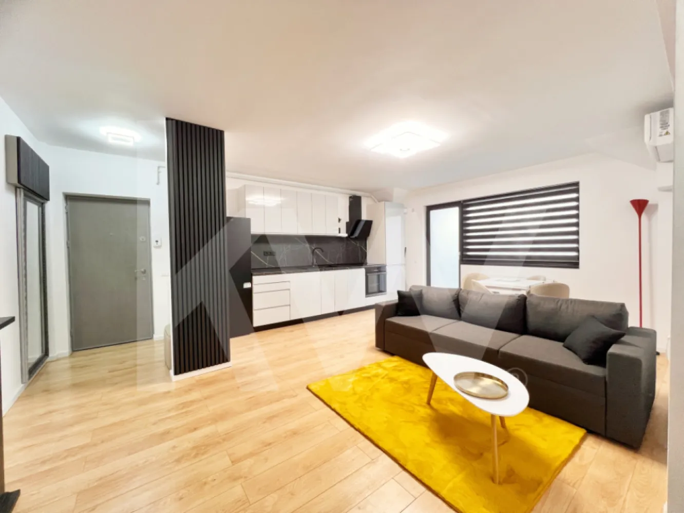 Apart. 3 cam. coplet mobilat, două băi, balcon, lift, parcare-Kaufland Hipodrom - Vă propunem spre vânzare un apartament elegant și bine compartimentat, situat într-un bloc nou cu 3 etaje, prevăzut cu lift și parcare. Amplasat într-o zonă liniștită, la doar 5 minute de mers pe jos de Kaufland Hipodrom, apartamentul oferă acces rapid către centre comerciale, transport public și alte facilități urbane.

Detalii ale apartamentului:

Suprafață utilă: 75,9 mp, organizată eficient pe două niveluri, cu scară interioară modernă.

Living spațios cu bucătărie open-space, luminos și primitor.

Două dormitoare amplasate pe nivele diferite, pentru un plus de intimitate.

Două băi complet echipate, câte una pe fiecare nivel.

Balcon de 6,2 mp, ideal pentru relaxare și momente petrecute în aer liber.

Apartamentul se vinde complet mobilat și utilat, beneficiind de finisaje moderne, mobilier de calitate și electrocasnice premium.

Avantaje suplimentare:

Bloc nou, cu lift – confort și accesibilitate sporite.

Loc de parcare inclus.

Zonă liniștită, cu acces facil către magazine, transport și puncte de interes.

Preț: 135.000 €

Un apartament complet și modern, pregătit pentru mutare imediată, potrivit pentru o familie sau un cuplu care apreciază confortul și calitatea.

Pentru detalii suplimentare și programarea unei vizionări, vă stăm cu drag la dispoziție.