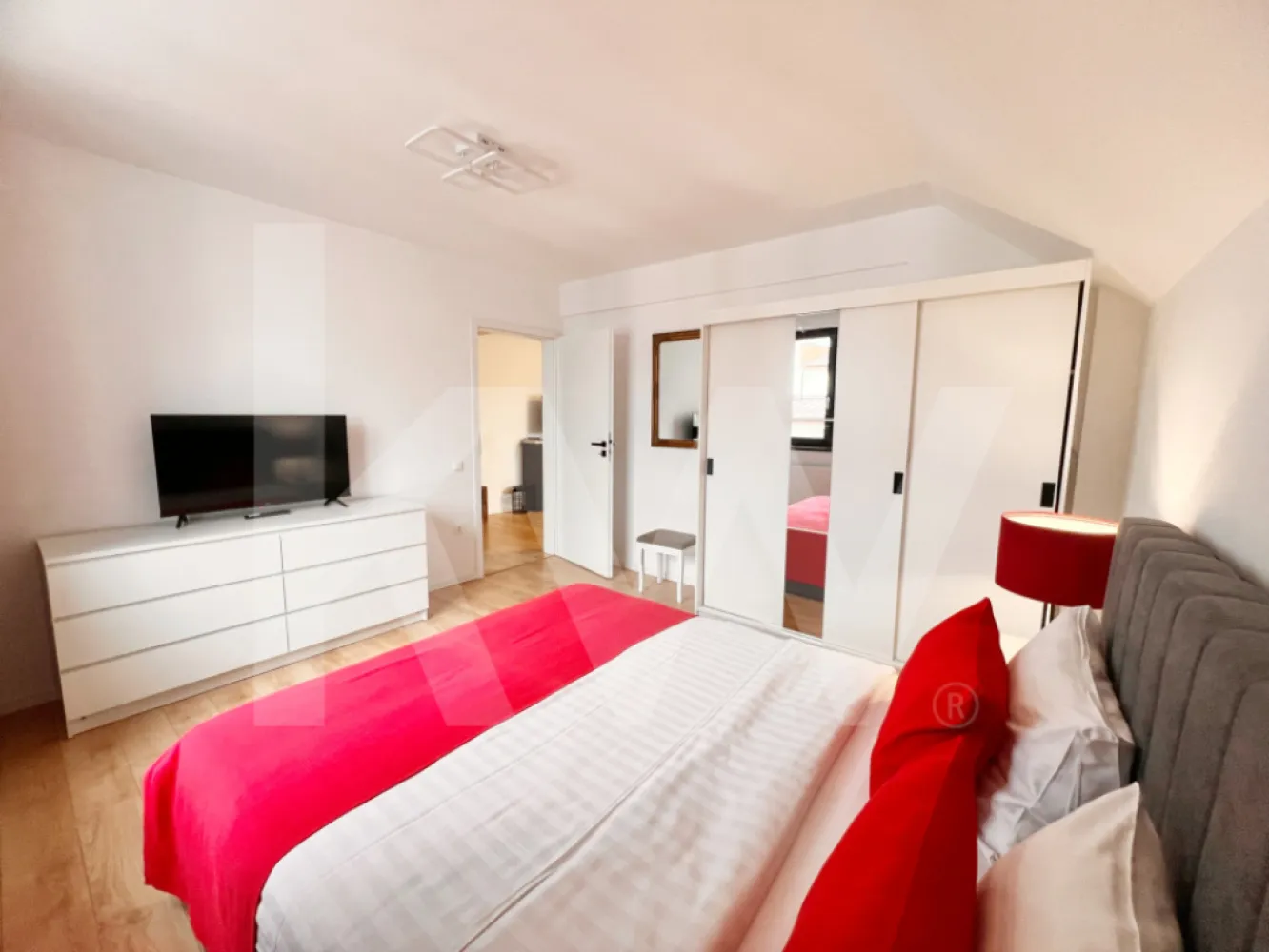 Apart. 3 cam. coplet mobilat, două băi, balcon, lift, parcare-Kaufland Hipodrom - Vă propunem spre vânzare un apartament elegant și bine compartimentat, situat într-un bloc nou cu 3 etaje, prevăzut cu lift și parcare. Amplasat într-o zonă liniștită, la doar 5 minute de mers pe jos de Kaufland Hipodrom, apartamentul oferă acces rapid către centre comerciale, transport public și alte facilități urbane.

Detalii ale apartamentului:

Suprafață utilă: 75,9 mp, organizată eficient pe două niveluri, cu scară interioară modernă.

Living spațios cu bucătărie open-space, luminos și primitor.

Două dormitoare amplasate pe nivele diferite, pentru un plus de intimitate.

Două băi complet echipate, câte una pe fiecare nivel.

Balcon de 6,2 mp, ideal pentru relaxare și momente petrecute în aer liber.

Apartamentul se vinde complet mobilat și utilat, beneficiind de finisaje moderne, mobilier de calitate și electrocasnice premium.

Avantaje suplimentare:

Bloc nou, cu lift – confort și accesibilitate sporite.

Loc de parcare inclus.

Zonă liniștită, cu acces facil către magazine, transport și puncte de interes.

Preț: 135.000 €

Un apartament complet și modern, pregătit pentru mutare imediată, potrivit pentru o familie sau un cuplu care apreciază confortul și calitatea.

Pentru detalii suplimentare și programarea unei vizionări, vă stăm cu drag la dispoziție.