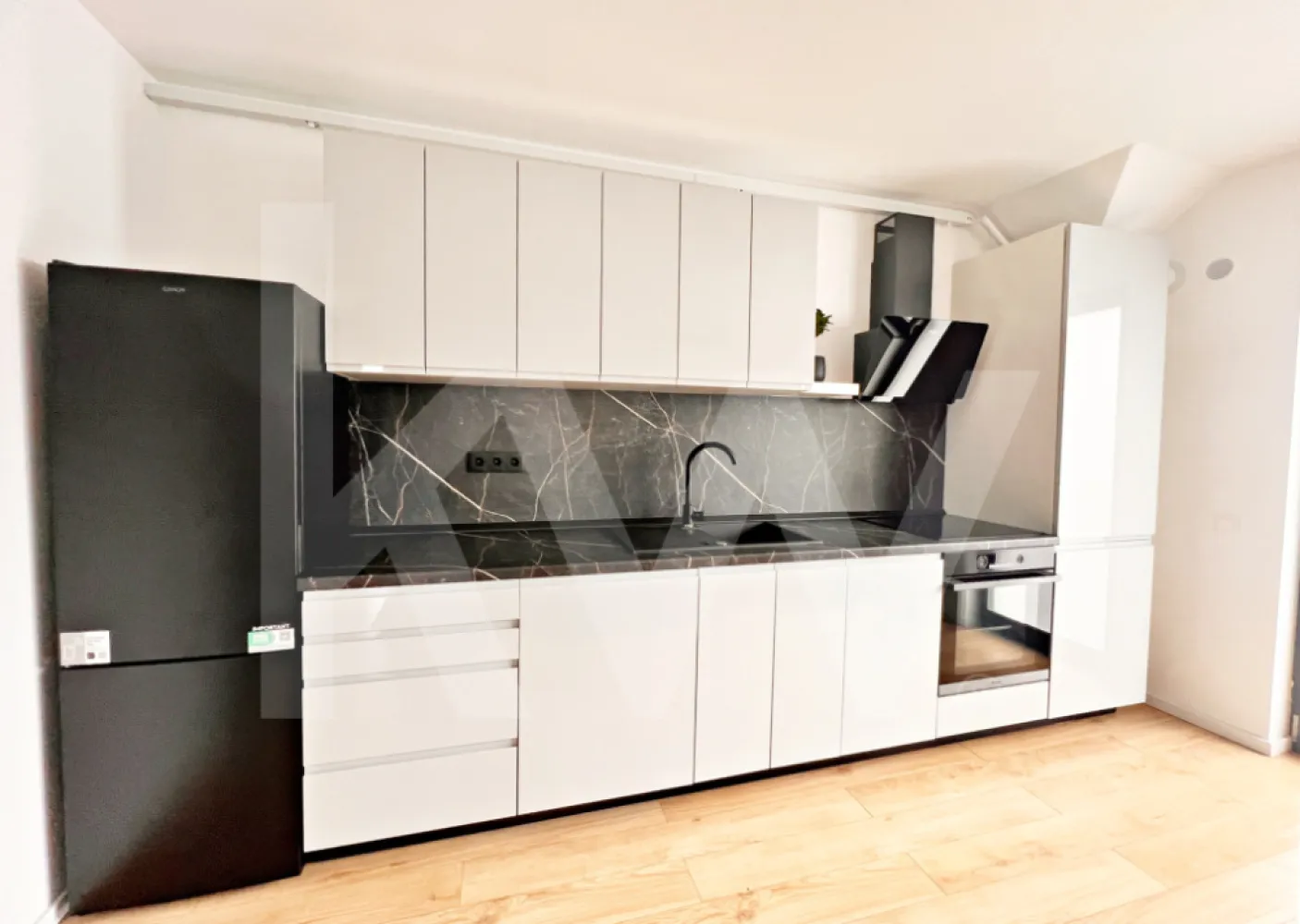 Apart. 3 cam. coplet mobilat, două băi, balcon, lift, parcare-Kaufland Hipodrom - Vă propunem spre vânzare un apartament elegant și bine compartimentat, situat într-un bloc nou cu 3 etaje, prevăzut cu lift și parcare. Amplasat într-o zonă liniștită, la doar 5 minute de mers pe jos de Kaufland Hipodrom, apartamentul oferă acces rapid către centre comerciale, transport public și alte facilități urbane.

Detalii ale apartamentului:

Suprafață utilă: 75,9 mp, organizată eficient pe două niveluri, cu scară interioară modernă.

Living spațios cu bucătărie open-space, luminos și primitor.

Două dormitoare amplasate pe nivele diferite, pentru un plus de intimitate.

Două băi complet echipate, câte una pe fiecare nivel.

Balcon de 6,2 mp, ideal pentru relaxare și momente petrecute în aer liber.

Apartamentul se vinde complet mobilat și utilat, beneficiind de finisaje moderne, mobilier de calitate și electrocasnice premium.

Avantaje suplimentare:

Bloc nou, cu lift – confort și accesibilitate sporite.

Loc de parcare inclus.

Zonă liniștită, cu acces facil către magazine, transport și puncte de interes.

Preț: 135.000 €

Un apartament complet și modern, pregătit pentru mutare imediată, potrivit pentru o familie sau un cuplu care apreciază confortul și calitatea.

Pentru detalii suplimentare și programarea unei vizionări, vă stăm cu drag la dispoziție.