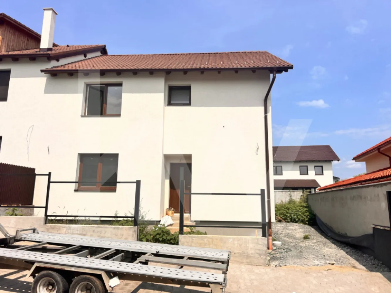 De închiriat/vânzare. Casă tip duplex în Șelimbăr, la câteva minute de Sibiu - De închiriat / vânzare – Casă tip duplex în Șelimbăr, la doar câteva minute de Sibiu

 Locație: Șelimbăr, Sibiu – zonă rezidențială liniștită, aproape de oraș, ideală pentru familii care caută confort, spațiu și aer curat.

Detalii proprietate:
- Suprafață utilă: 110 mp
- Teren: 261 mp

Compartimentare practică și modernă

PARTER (51,65 mp + terasă acoperită + anexă):
- Living: 25 mp
- Bucătărie: 12,3 mp
- Hol + casa scării: 10,85 mp
- Baie: 3,6 mp
- Terasă acoperită: 12,14 mp

Etaj (58,75 mp):
- Dormitor 1: 17,36 mp
- Dormitor 2: 13,26 mp
- Dormitor 3: 12,54 mp
- Baie: 7,22 mp
- Balcon: 4,15 mp

Pod pe toată suprafața casei.

 Caracteristici:

Împrejmuită cu gard din cărămidă și beton, poartă acces auto și portiță acces pietonal din metal
Ferestre și uși Rehau, 3 foi de sticlă
Încălzire în pardoseală în toată casa
Centrală termică proprie

Prețuri chirie:

1200 €/lună – mobilată și utilată doar bucătăria
1400 €/lună – complet mobilată și utilată

Pentru cine doreste sa cumpere 
Prețuri vânzare:

280.000 € – în stadiul actual (la alb, curte neamenajată)
300.000 € – interior finisat la alb, exterior la cheie

Avantajele zonei Șelimbăr:

Apropiere de Sibiu – acces rapid la facilități urbane, educație, cultură și divertisment
Infrastructură în dezvoltare – drumuri asfaltate, piste de biciclete, stații de încărcare auto electrice
Calitate a vieții – aer curat, apropiere de Pădurea Șopa și râul Cibin
Comunitate liniștită și echilibrată
Facilități pentru copii – creșe și grădinițe în construcție, iar in plan la primarie este transport școlar gratuit către Sibiu

Pentru mai multe detalii și vizionări, nu ezitați să ne contactați!