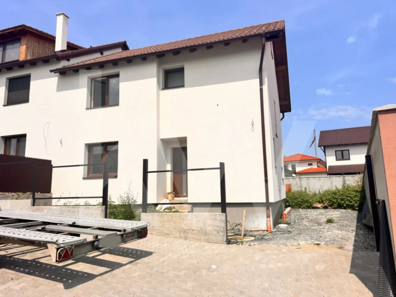 De vânzare casă tip duplex cu terasă, curte și anexă în Selimbăr, Sibiu - Vă propunem spre achiziție o casă tip duplex situată în Șelimbăr, o zonă rezidențială aflată la doar câteva minute de Sibiu, ideală pentru familii care caută liniște, spațiu și confort, dar și acces rapid la facilitățile orașului.

Imobilul a fost construit cu atenție la detalii și materiale de calitate.
Detalii proprietate:
Suprafață utilă: 110 mp
Teren: 261 mp

Compartimentare practică și bine gândită

PARTER (51,65 mp + terasă acoperită + anexă)
- Living: 25mp
- Bucătărie: 12,3 mp
- Hol și casa scării: 10,85 mp
- Baie 3,60 mp
- Terasă acoperită: 12,14 mp
ETAJ (58,75 mp):
- Dormitor 1: 17,36 mp 
- Dormitor 2: 13,26 mp
- Dormitor 3: 12,54 mp
- Baie: 7,22 mp
- Casa scării + 8,37 mp
- Balcon: 4:15 mp
 Pod pe toată suprafața casei. 

Caracteristici principale:

Împrejmuită cu gard din caramidă si beton cu poartă si portiță din metal. 
Încălzire în pardoseală în toată casa. 
Ferestre și uși Rehau 3 foi de sticlă
Centrală termică proprie 

Avantajele zonei Șelimbăr:

Proximitate de Sibiu – acces rapid la facilități urbane, educație, cultură și divertisment
Infrastructură în dezvoltare – asfaltări programate, piste pentru biciclete, poduri moderne, stații de încărcare pentru mașini electrice
Calitate a vieții – aer curat, apropiere de păduri și spații verzi pentru relaxare (Pădurea Șopa, râul Cibin)
Comunitate echilibrată – combinație între cartiere noi și zone tradiționale liniștite
Facilități pentru copii – creșe și grădinițe în construcție, transport școlar gratuit către Sibiu

PRET!!!  Casa se poate vinde 
1.  în stadiul actual - la alb si curtea neamenajată la pretul de 280000 euro
2. interior finisat la alb și exterior la cheie la prețul de 300000 euro

Locație: Selimbăr, Sibiu – zonă liniștită, în plină dezvoltare, perfectă pentru familii

Pentru mai multe detalii și vizionări, nu ezitați să ne contactați!