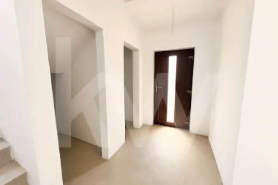 De vânzare casă tip duplex cu terasă, curte și anexă în Selimbăr, Sibiu