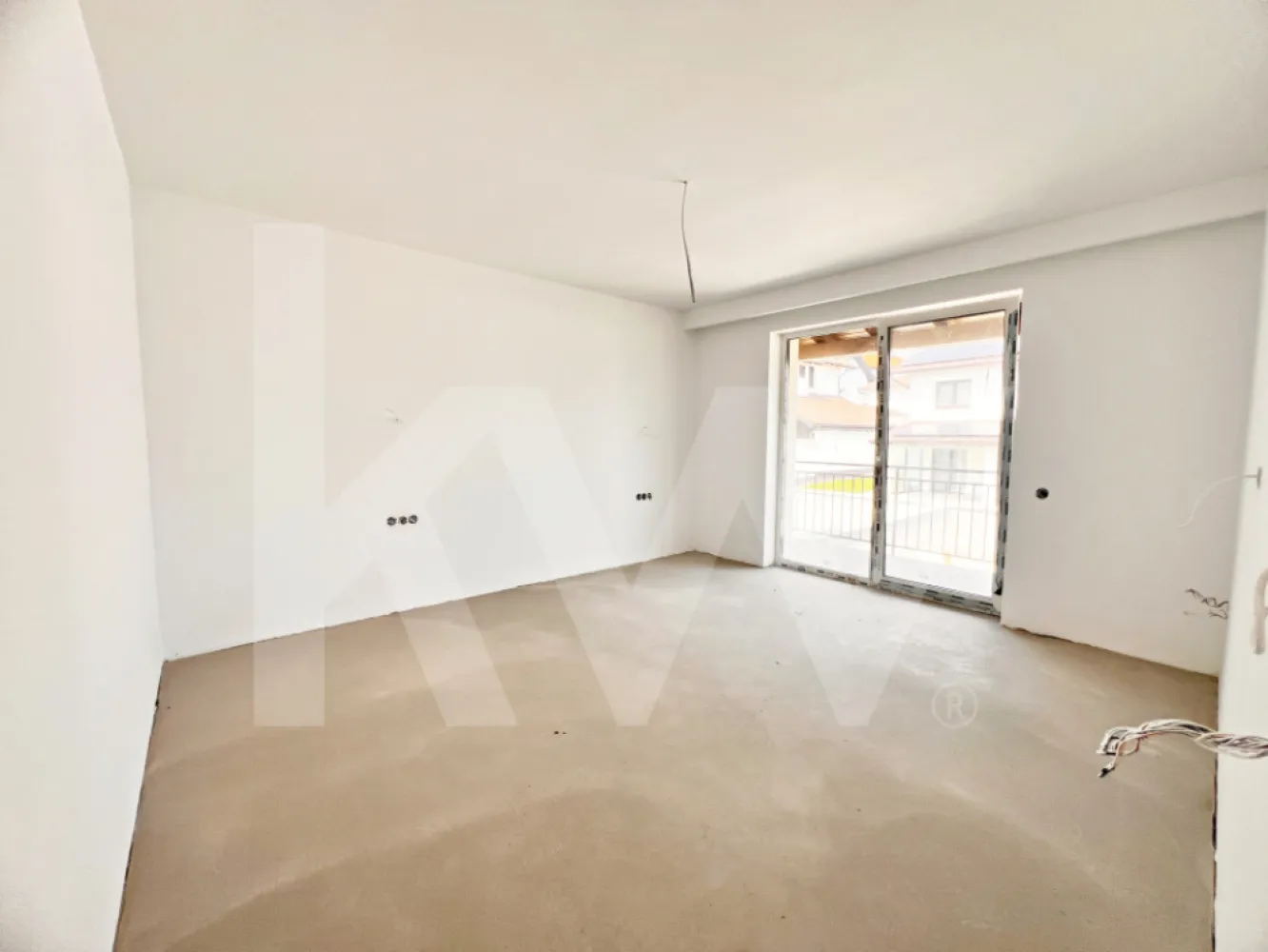 De vânzare casă tip duplex cu terasă, curte și anexă în Selimbăr, Sibiu - Vă propunem spre achiziție o casă tip duplex situată în Șelimbăr, o zonă rezidențială aflată la doar câteva minute de Sibiu, ideală pentru familii care caută liniște, spațiu și confort, dar și acces rapid la facilitățile orașului.

Imobilul a fost construit cu atenție la detalii și materiale de calitate.
Detalii proprietate:
Suprafață utilă: 110 mp
Teren: 261 mp

Compartimentare practică și bine gândită

PARTER (51,65 mp + terasă acoperită + anexă)
- Living: 25mp
- Bucătărie: 12,3 mp
- Hol și casa scării: 10,85 mp
- Baie 3,60 mp
- Terasă acoperită: 12,14 mp
ETAJ (58,75 mp):
- Dormitor 1: 17,36 mp 
- Dormitor 2: 13,26 mp
- Dormitor 3: 12,54 mp
- Baie: 7,22 mp
- Casa scării + 8,37 mp
- Balcon: 4:15 mp
 Pod pe toată suprafața casei. 

Caracteristici principale:

Împrejmuită cu gard din caramidă si beton cu poartă si portiță din metal. 
Încălzire în pardoseală în toată casa. 
Ferestre și uși Rehau 3 foi de sticlă
Centrală termică proprie 

Avantajele zonei Șelimbăr:

Proximitate de Sibiu – acces rapid la facilități urbane, educație, cultură și divertisment
Infrastructură în dezvoltare – asfaltări programate, piste pentru biciclete, poduri moderne, stații de încărcare pentru mașini electrice
Calitate a vieții – aer curat, apropiere de păduri și spații verzi pentru relaxare (Pădurea Șopa, râul Cibin)
Comunitate echilibrată – combinație între cartiere noi și zone tradiționale liniștite
Facilități pentru copii – creșe și grădinițe în construcție, transport școlar gratuit către Sibiu

PRET!!!  Casa se poate vinde 
1.  în stadiul actual - la alb si curtea neamenajată la pretul de 280000 euro
2. interior finisat la alb și exterior la cheie la prețul de 300000 euro

Locație: Selimbăr, Sibiu – zonă liniștită, în plină dezvoltare, perfectă pentru familii

Pentru mai multe detalii și vizionări, nu ezitați să ne contactați!