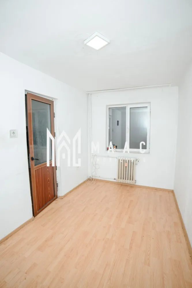 Vânzare Apartament 3 camere Petrisor - ID CP2905993 Maac Imobiliare va propune spre vanzare un apartament cu 3 camere situat in Petrisor la etajul 3/4 al unui bloc Anvelopat. Incalzirea este centralizata iar costurile de intretinere sunt reduse. Apartamentul se vinde gol, intocmai ca in fotografii si este disponibil in cel mai scurt timp pentru locuit. Compartimentare: -2 Dormitoare -Hol -Baie -Bucatarie -Living }}