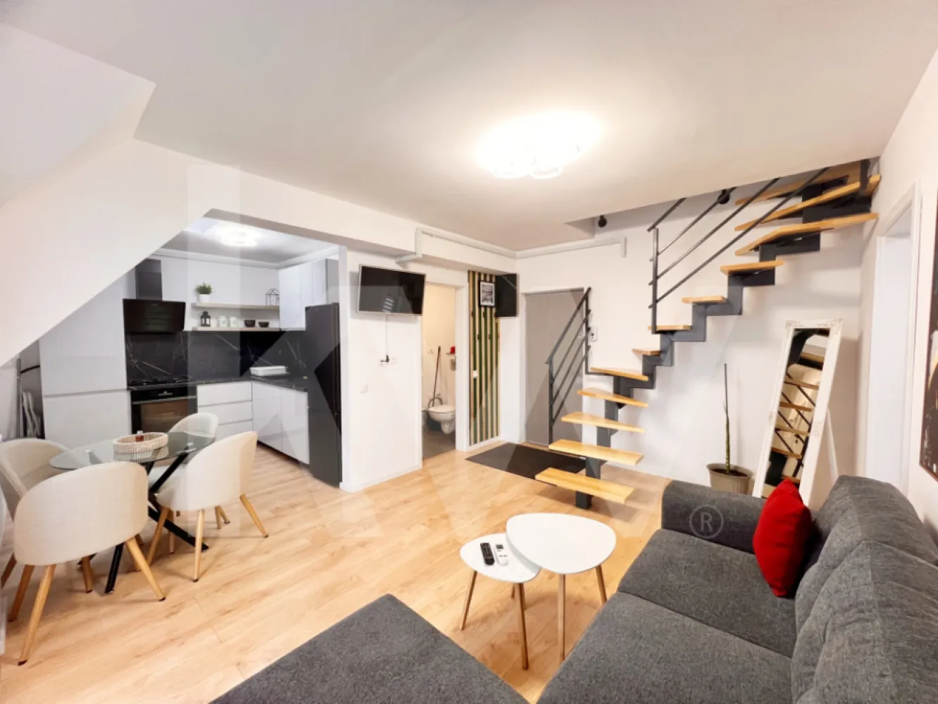 Ap. modern cu 3 cam. complet mobilat și utilat, două băi+loc de parcare - Vă prezentăm un apartament deosebit, situat într-un bloc nou cu 3 etaje, prevăzut cu lift și parcare. Localizat într-o zonă liniștită și bine conectată, la doar 5 minute de mers pe jos de Kaufland Hipodrom, proprietatea oferă acces facil către magazine, transport și servicii.

Detalii ale apartamentului:

Suprafață utilă: 67,5 mp. eficient compartimentați.
Configurație pe două niveluri, cu scară interioară modernă.
Living spațios cu bucătărie open-space, luminos și primitor.
Două dormitoar (unul la primul nivel și unul la nivelul superior), oferind intimitate și confort.
Două băi complet utilate, câte una pe fiecare nivel.
Balcon generos de 7,6 mp, ideal pentru zonă de relaxare în aer liber.

Apartamentul se vinde complet mobilat și utilat, cu finisaje moderne și mobilier de calitate, fiind pregătit pentru mutare imediată.

Avantaje suplimentare:

Bloc nou cu lift – un plus semnificativ pentru confort.
Parcare inclusă în preț
Zonă liniștită, acces rapid către puncte de interes, mijloace de transport și centre comerciale.

Acest apartament reprezintă alegerea ideală pentru cei care caută un cămin spațios, modern și confortabil, într-o zonă bine poziționată a orașului.

Pentru informații suplimentare și programarea unei vizionări, vă stăm cu drag la dispoziție.