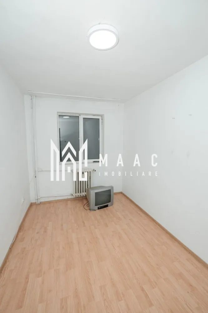 Vânzare Apartament 3 camere Petrisor - ID CP2905993 Maac Imobiliare va propune spre vanzare un apartament cu 3 camere situat in Petrisor la etajul 3/4 al unui bloc Anvelopat. Incalzirea este centralizata iar costurile de intretinere sunt reduse. Apartamentul se vinde gol, intocmai ca in fotografii si este disponibil in cel mai scurt timp pentru locuit. Compartimentare: -2 Dormitoare -Hol -Baie -Bucatarie -Living }}