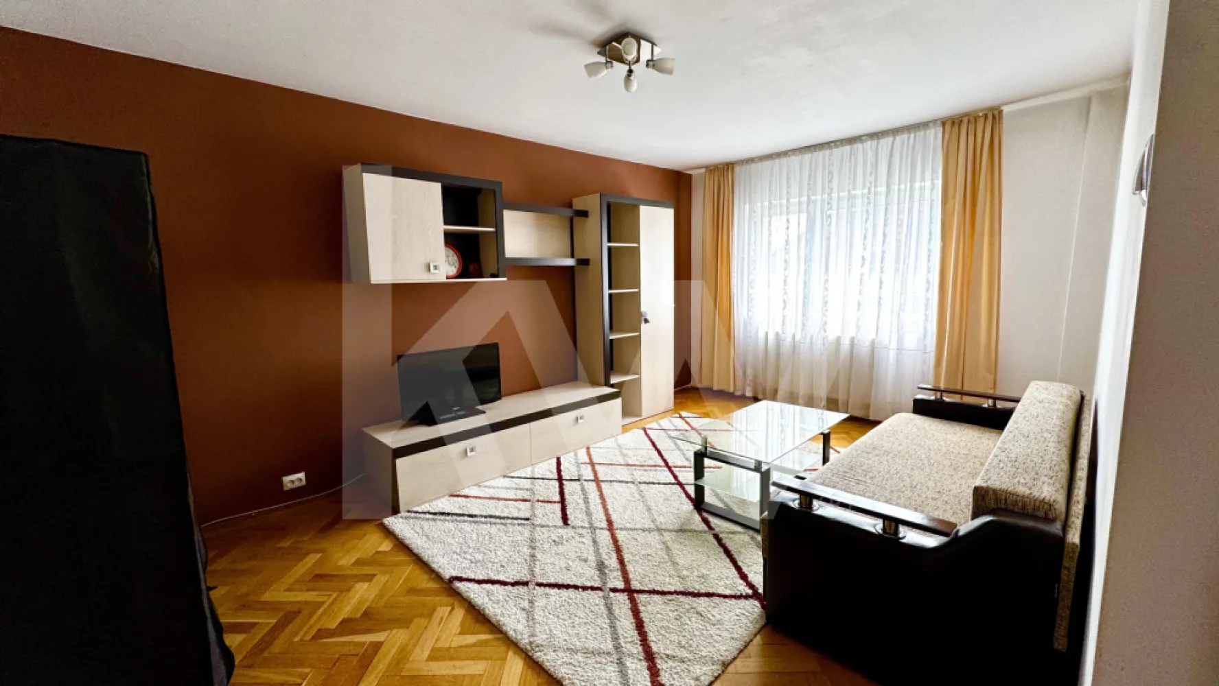 Apartament 2 camere decomandat de închiriat | Zonă Centrală - Calea Dumbrăvii - Apartament cu 2 camere decomandate disponibil spre închiriere într-una dintre cele mai apreciate și bine conectate zone centrale ale Sibiului. Proprietatea este situată la etajul 1 al unui imobil cu regim redus de înălțime și oferă acces rapid către centrul orașului, parcuri, restaurante, cafenele, magazine, farmacii, mijloace de transport și multiple puncte de interes.

Locuința este complet mobilată și utilată, fiind pregătită pentru mutare imediată. Compartimentarea decomandată oferă confort și intimitate, apartamentul fiind compus din living, dormitor, bucătărie separată, baie și balcon.

Zona este apreciată pentru accesibilitate, atmosfera liniștită și proximitatea față de principalele artere ale orașului, fiind potrivită atât pentru un cuplu, cât și pentru o persoană care își dorește să locuiască aproape de centru, într-o zonă cu facilități complete.

 2 camere decomandate
 Complet mobilat și utilat
 Etaj 1/4
 Balcon
 Disponibil imediat
 Fără animale de companie