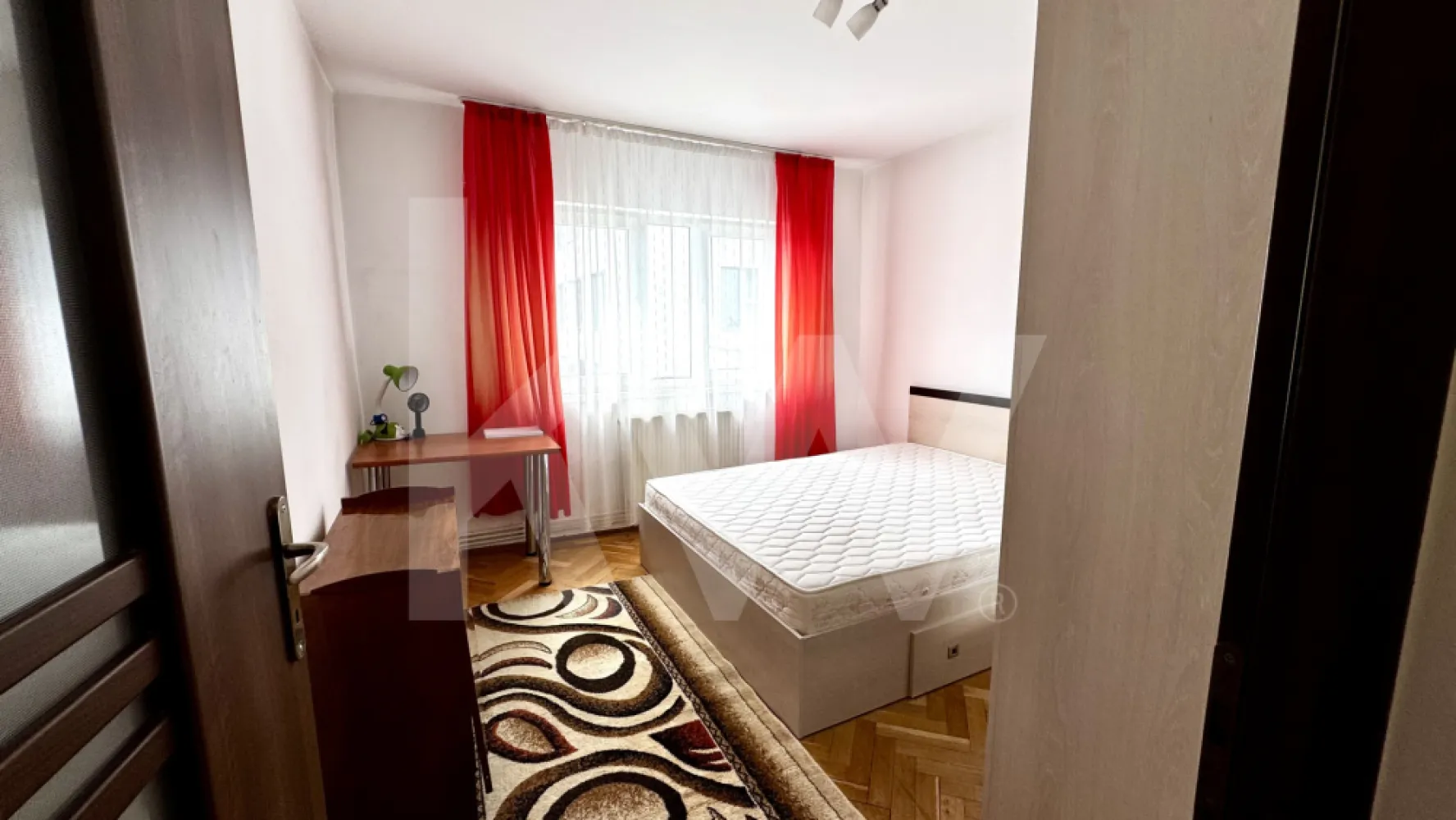 Apartament 2 camere decomandat de închiriat | Zonă Centrală - Calea Dumbrăvii - Apartament cu 2 camere decomandate disponibil spre închiriere într-una dintre cele mai apreciate și bine conectate zone centrale ale Sibiului. Proprietatea este situată la etajul 1 al unui imobil cu regim redus de înălțime și oferă acces rapid către centrul orașului, parcuri, restaurante, cafenele, magazine, farmacii, mijloace de transport și multiple puncte de interes.

Locuința este complet mobilată și utilată, fiind pregătită pentru mutare imediată. Compartimentarea decomandată oferă confort și intimitate, apartamentul fiind compus din living, dormitor, bucătărie separată, baie și balcon.

Zona este apreciată pentru accesibilitate, atmosfera liniștită și proximitatea față de principalele artere ale orașului, fiind potrivită atât pentru un cuplu, cât și pentru o persoană care își dorește să locuiască aproape de centru, într-o zonă cu facilități complete.

 2 camere decomandate
 Complet mobilat și utilat
 Etaj 1/4
 Balcon
 Disponibil imediat
 Fără animale de companie
