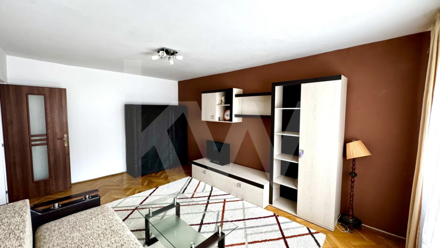 Apartament 2 camere decomandat de închiriat | Zonă Centrală - Calea Dumbrăvii - Apartament cu 2 camere decomandate disponibil spre închiriere într-una dintre cele mai apreciate și bine conectate zone centrale ale Sibiului. Proprietatea este situată la etajul 1 al unui imobil cu regim redus de înălțime și oferă acces rapid către centrul orașului, parcuri, restaurante, cafenele, magazine, farmacii, mijloace de transport și multiple puncte de interes.

Locuința este complet mobilată și utilată, fiind pregătită pentru mutare imediată. Compartimentarea decomandată oferă confort și intimitate, apartamentul fiind compus din living, dormitor, bucătărie separată, baie și balcon.

Zona este apreciată pentru accesibilitate, atmosfera liniștită și proximitatea față de principalele artere ale orașului, fiind potrivită atât pentru un cuplu, cât și pentru o persoană care își dorește să locuiască aproape de centru, într-o zonă cu facilități complete.

 2 camere decomandate
 Complet mobilat și utilat
 Etaj 1/4
 Balcon
 Disponibil imediat
 Fără animale de companie
