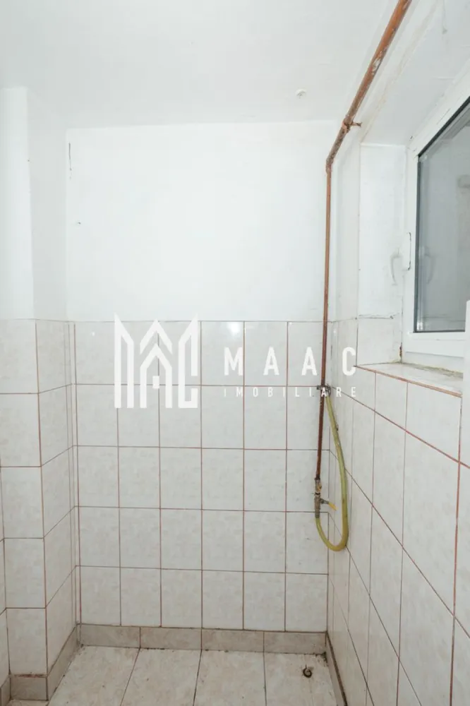 Vânzare Apartament 3 camere Petrisor - ID CP2905993 Maac Imobiliare va propune spre vanzare un apartament cu 3 camere situat in Petrisor la etajul 3/4 al unui bloc Anvelopat. Incalzirea este centralizata iar costurile de intretinere sunt reduse. Apartamentul se vinde gol, intocmai ca in fotografii si este disponibil in cel mai scurt timp pentru locuit. Compartimentare: -2 Dormitoare -Hol -Baie -Bucatarie -Living }}