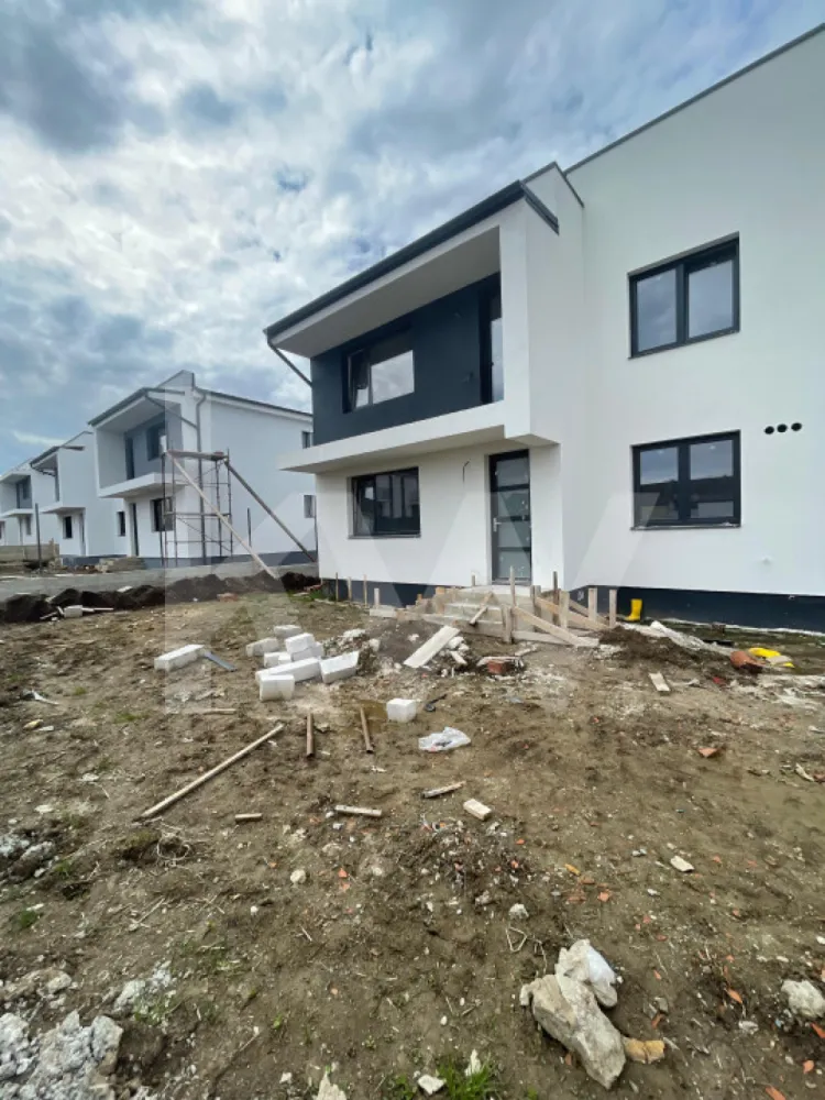 Casă Arhitecților – 82 mp utili, 170 mp curte, 2 locuri de parcare - Casa perfectă pentru tine! Imaginează-ți diminețile liniștite pe balcon, serile relaxante în curtea ta de 170 mp și confortul unui cămin bine compartimentat. Această casă cvadruplex îți oferă tot ce ai nevoie pentru un stil de viață modern și echilibrat!

Parter:
Living spațios de 20 mp, luminos, cu acces direct către curte;
Bucătărie separată de 13 mp, ideală pentru pasionații de gătit;
Grup sanitar de 2mp pentru o funcționalitate sporită;

Etaj:
Două dormitoare confortabile unul de 16mp, respectiv 13mp;
Baie principală de 4 mp;
Balcon, perfect pentru momentele de relaxare.

În plus, ai 2 locuri de parcare incluse și o curte de 170mp unde te poți bucura de timp liber alături de familie.
Predare la alb la interior si la cheie pe exterior.

O casă primitoare, într-o zonă liniștită, aproape de oraș!
Programează o vizionare acum!