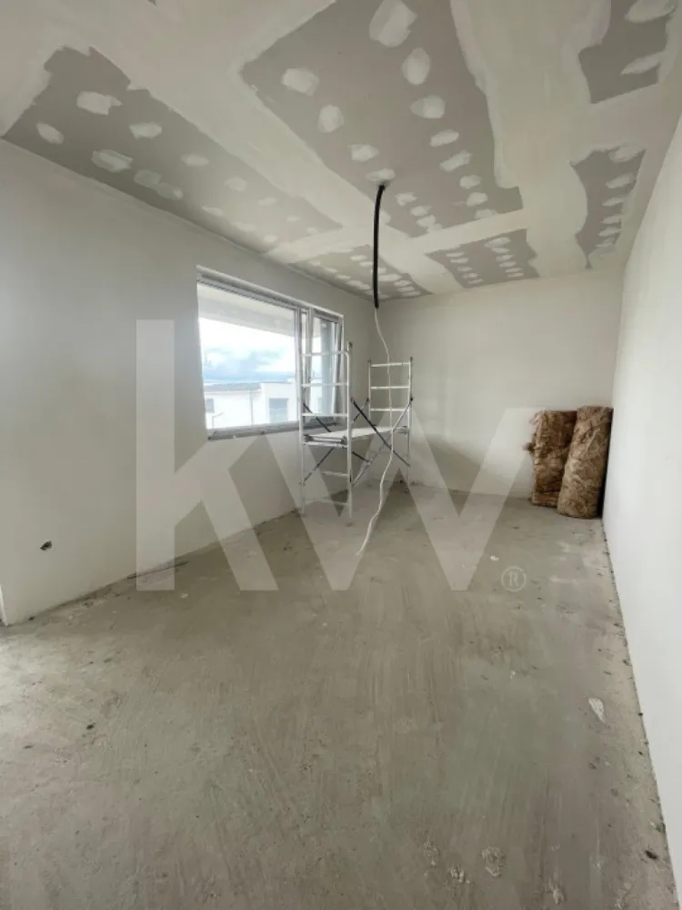 Casă Arhitecților – 82 mp utili, 170 mp curte, 2 locuri de parcare - Casa perfectă pentru tine! Imaginează-ți diminețile liniștite pe balcon, serile relaxante în curtea ta de 170 mp și confortul unui cămin bine compartimentat. Această casă cvadruplex îți oferă tot ce ai nevoie pentru un stil de viață modern și echilibrat!

Parter:
Living spațios de 20 mp, luminos, cu acces direct către curte;
Bucătărie separată de 13 mp, ideală pentru pasionații de gătit;
Grup sanitar de 2mp pentru o funcționalitate sporită;

Etaj:
Două dormitoare confortabile unul de 16mp, respectiv 13mp;
Baie principală de 4 mp;
Balcon, perfect pentru momentele de relaxare.

În plus, ai 2 locuri de parcare incluse și o curte de 170mp unde te poți bucura de timp liber alături de familie.
Predare la alb la interior si la cheie pe exterior.

O casă primitoare, într-o zonă liniștită, aproape de oraș!
Programează o vizionare acum!