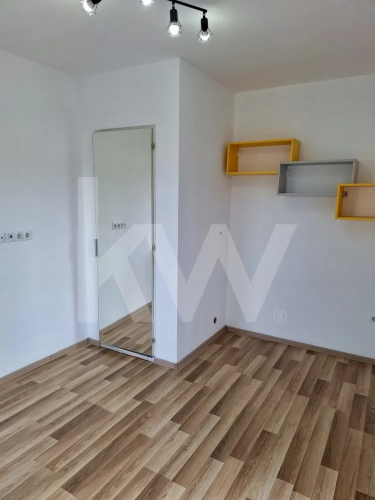 Spațiu comercial 1 camera - Str Grigore Ionescu, Arhitectilor - Cauți un spațiu mic, dar cu potențial mare?

Se oferă spre închiriere un spațiu comercial cochet, de 12 mp, situat în Cartierul Arhitecților, pe str Grigore Ionescu, într-o zonă în plină dezvoltare, ideal pentru afaceri la început de drum sau activități independente. Spațiul are o cameră, baie proprie, este amplasat la curte, beneficiază de loc de parcare și include toate utilitățile în preț, fără costuri suplimentare.

Destinația este exclusiv pentru activități non-alimentare, fiind potrivit pentru birou, cabinet, servicii, beauty sau IT. Dimensiunea compactă asigură costuri reduse și eficiență maximă.

Pentru mai multe detalii sau pentru programarea unei vizionări, vă rugăm să ne contactați.