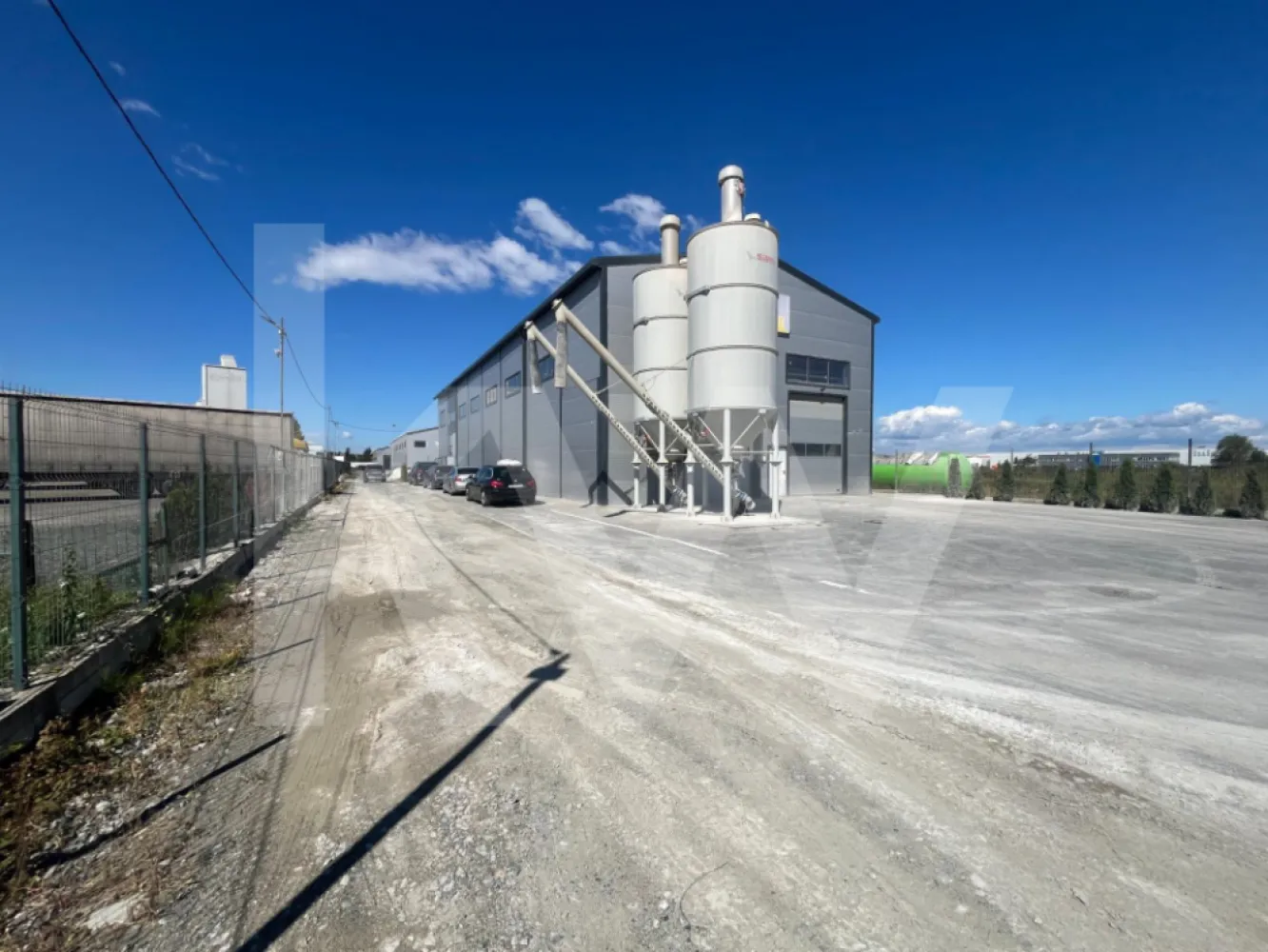 Hala industriala independenta energetic 600 mp judetul Sibiu - INVESTIȚIE SIGURĂ – HALĂ INDUSTRIALĂ MODERNĂ, INDEPENDENTĂ ENERGETIC, LA 1 KM DE AUTOSTRADĂ

Descoperă o proprietate industrială de top, situată într-o zonă premium, cu acces rapid la autostradă (doar 1 km), ideală pentru producție, logistică, depozitare sau ca investiție cu randament ridicat.

Date generale:
Suprafață construită totală: 599 mp (hală + 3 birouri + 2 grupuri sanitare)
Suprafață teren: 1.400 mp
Structură metalică fără stâlpi interiori – spațiu 100% utilizabil
Izolație premium: pereți și acoperiș din panouri de 10 cm – eficiență termică excelentă
Înălțime hală: 8 m la streașină / 10,5 m la coamă

Independență energetică completă:
Panouri fotovoltaice 15 KW, cu contract de prosumator
3 pompe de căldură NIBE – costuri de operare reduse
Stație proprie de epurare ape uzate
Curent trifazic 380V

Facilități industriale:
Acces TIR | uși industriale de mari dimensiuni
Parcare TIR
Curte betonată/pavată cu sistem drenaj pentru produse petroliere
Iluminat exterior pe stâlpi, pentru siguranță și vizibilitate maximă

Suprafețe de platforme exterioare:
În fața clădirii: 15 m × 20 m = 300 mp
În spatele clădirii: 10 m × 18 m = 180 mp
Platformă suplimentară spate: 1,2 m × 40 m = 48 mp
Lateral, spre drumul interior: 3 m × 40 m = 120 mp

Acces facil și manevrabilitate optimă pentru camioane și utilaje grele.
Curți și platforme generoase pentru încărcare, descărcare și depozitare.

Destinații ideale:
Producție industrială
Logistică & distribuție
Depozitare mărfuri / utilaje
Parc auto sau flotă
Investiție pentru închiriere imediată

O oportunitate rară pe piață!
Halele independente energetic, complet utilate și cu poziționare excelentă apar extrem de rar.
Contactează-ne pentru mai multe detalii și programarea unei vizionări!