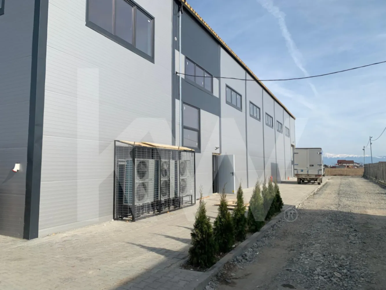 Hala industriala independenta energetic 600 mp judetul Sibiu - INVESTIȚIE SIGURĂ – HALĂ INDUSTRIALĂ MODERNĂ, INDEPENDENTĂ ENERGETIC, LA 1 KM DE AUTOSTRADĂ

Descoperă o proprietate industrială de top, situată într-o zonă premium, cu acces rapid la autostradă (doar 1 km), ideală pentru producție, logistică, depozitare sau ca investiție cu randament ridicat.

Date generale:
Suprafață construită totală: 599 mp (hală + 3 birouri + 2 grupuri sanitare)
Suprafață teren: 1.400 mp
Structură metalică fără stâlpi interiori – spațiu 100% utilizabil
Izolație premium: pereți și acoperiș din panouri de 10 cm – eficiență termică excelentă
Înălțime hală: 8 m la streașină / 10,5 m la coamă

Independență energetică completă:
Panouri fotovoltaice 15 KW, cu contract de prosumator
3 pompe de căldură NIBE – costuri de operare reduse
Stație proprie de epurare ape uzate
Curent trifazic 380V

Facilități industriale:
Acces TIR | uși industriale de mari dimensiuni
Parcare TIR
Curte betonată/pavată cu sistem drenaj pentru produse petroliere
Iluminat exterior pe stâlpi, pentru siguranță și vizibilitate maximă

Suprafețe de platforme exterioare:
În fața clădirii: 15 m × 20 m = 300 mp
În spatele clădirii: 10 m × 18 m = 180 mp
Platformă suplimentară spate: 1,2 m × 40 m = 48 mp
Lateral, spre drumul interior: 3 m × 40 m = 120 mp

Acces facil și manevrabilitate optimă pentru camioane și utilaje grele.
Curți și platforme generoase pentru încărcare, descărcare și depozitare.

Destinații ideale:
Producție industrială
Logistică & distribuție
Depozitare mărfuri / utilaje
Parc auto sau flotă
Investiție pentru închiriere imediată

O oportunitate rară pe piață!
Halele independente energetic, complet utilate și cu poziționare excelentă apar extrem de rar.
Contactează-ne pentru mai multe detalii și programarea unei vizionări!