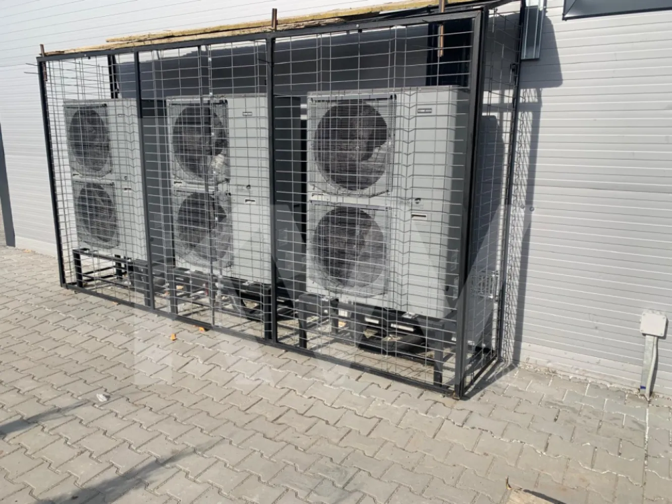 Hala industriala independenta energetic 600 mp judetul Sibiu - INVESTIȚIE SIGURĂ – HALĂ INDUSTRIALĂ MODERNĂ, INDEPENDENTĂ ENERGETIC, LA 1 KM DE AUTOSTRADĂ

Descoperă o proprietate industrială de top, situată într-o zonă premium, cu acces rapid la autostradă (doar 1 km), ideală pentru producție, logistică, depozitare sau ca investiție cu randament ridicat.

Date generale:
Suprafață construită totală: 599 mp (hală + 3 birouri + 2 grupuri sanitare)
Suprafață teren: 1.400 mp
Structură metalică fără stâlpi interiori – spațiu 100% utilizabil
Izolație premium: pereți și acoperiș din panouri de 10 cm – eficiență termică excelentă
Înălțime hală: 8 m la streașină / 10,5 m la coamă

Independență energetică completă:
Panouri fotovoltaice 15 KW, cu contract de prosumator
3 pompe de căldură NIBE – costuri de operare reduse
Stație proprie de epurare ape uzate
Curent trifazic 380V

Facilități industriale:
Acces TIR | uși industriale de mari dimensiuni
Parcare TIR
Curte betonată/pavată cu sistem drenaj pentru produse petroliere
Iluminat exterior pe stâlpi, pentru siguranță și vizibilitate maximă

Suprafețe de platforme exterioare:
În fața clădirii: 15 m × 20 m = 300 mp
În spatele clădirii: 10 m × 18 m = 180 mp
Platformă suplimentară spate: 1,2 m × 40 m = 48 mp
Lateral, spre drumul interior: 3 m × 40 m = 120 mp

Acces facil și manevrabilitate optimă pentru camioane și utilaje grele.
Curți și platforme generoase pentru încărcare, descărcare și depozitare.

Destinații ideale:
Producție industrială
Logistică & distribuție
Depozitare mărfuri / utilaje
Parc auto sau flotă
Investiție pentru închiriere imediată

O oportunitate rară pe piață!
Halele independente energetic, complet utilate și cu poziționare excelentă apar extrem de rar.
Contactează-ne pentru mai multe detalii și programarea unei vizionări!