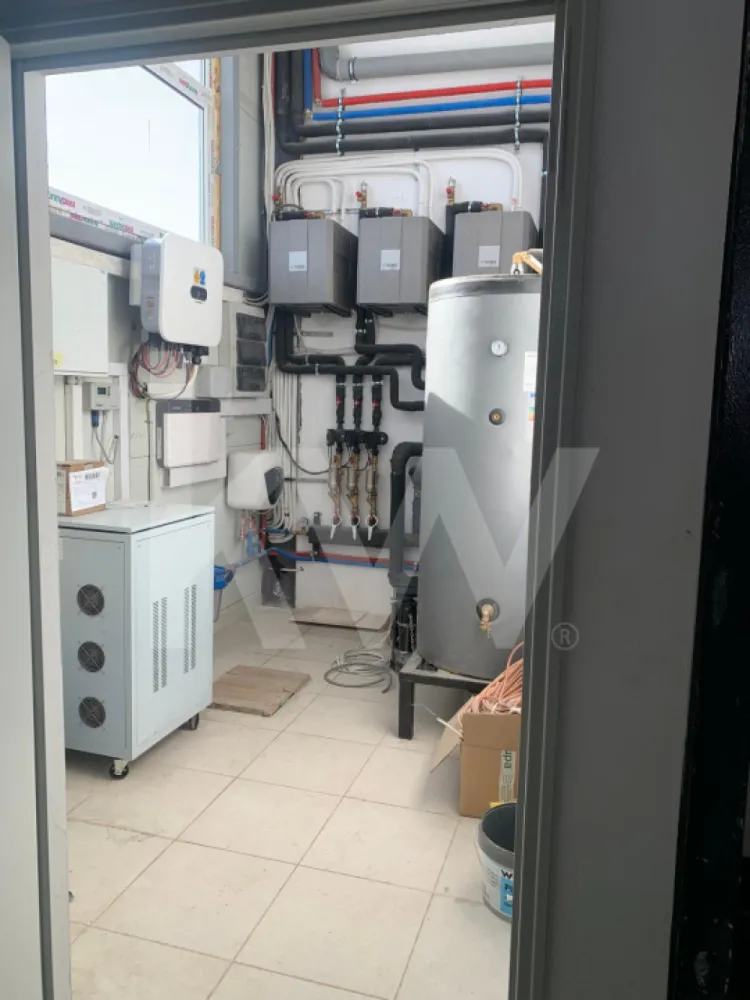 Hala industriala independenta energetic 600 mp judetul Sibiu - INVESTIȚIE SIGURĂ – HALĂ INDUSTRIALĂ MODERNĂ, INDEPENDENTĂ ENERGETIC, LA 1 KM DE AUTOSTRADĂ

Descoperă o proprietate industrială de top, situată într-o zonă premium, cu acces rapid la autostradă (doar 1 km), ideală pentru producție, logistică, depozitare sau ca investiție cu randament ridicat.

Date generale:
Suprafață construită totală: 599 mp (hală + 3 birouri + 2 grupuri sanitare)
Suprafață teren: 1.400 mp
Structură metalică fără stâlpi interiori – spațiu 100% utilizabil
Izolație premium: pereți și acoperiș din panouri de 10 cm – eficiență termică excelentă
Înălțime hală: 8 m la streașină / 10,5 m la coamă

Independență energetică completă:
Panouri fotovoltaice 15 KW, cu contract de prosumator
3 pompe de căldură NIBE – costuri de operare reduse
Stație proprie de epurare ape uzate
Curent trifazic 380V

Facilități industriale:
Acces TIR | uși industriale de mari dimensiuni
Parcare TIR
Curte betonată/pavată cu sistem drenaj pentru produse petroliere
Iluminat exterior pe stâlpi, pentru siguranță și vizibilitate maximă

Suprafețe de platforme exterioare:
În fața clădirii: 15 m × 20 m = 300 mp
În spatele clădirii: 10 m × 18 m = 180 mp
Platformă suplimentară spate: 1,2 m × 40 m = 48 mp
Lateral, spre drumul interior: 3 m × 40 m = 120 mp

Acces facil și manevrabilitate optimă pentru camioane și utilaje grele.
Curți și platforme generoase pentru încărcare, descărcare și depozitare.

Destinații ideale:
Producție industrială
Logistică & distribuție
Depozitare mărfuri / utilaje
Parc auto sau flotă
Investiție pentru închiriere imediată

O oportunitate rară pe piață!
Halele independente energetic, complet utilate și cu poziționare excelentă apar extrem de rar.
Contactează-ne pentru mai multe detalii și programarea unei vizionări!