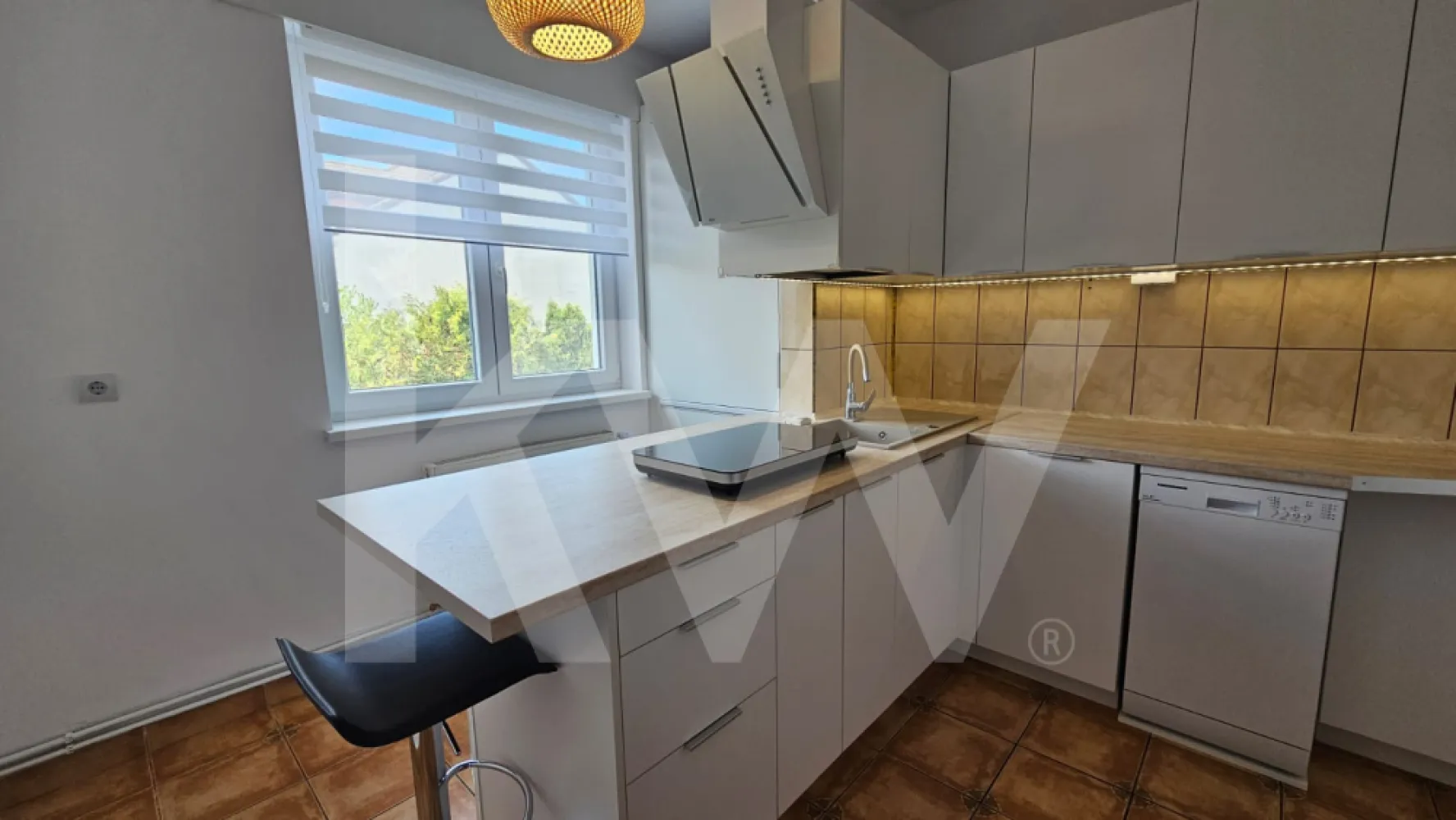 Apartament la casa 4 camere de închiriat – la 5 minute de Parcul Sub Arini - Se oferă spre închiriere un apartament spațios, situat la etajul 1 al unei case, într-o zonă liniștită, la aproximativ 5 minute de Parcul Sub Arini.

Apartamentul este parțial mobilat și compartimentat astfel: 4 camere, dintre care un dormitor complet mobilat și un living amenajat, bucătărie utilată, baie cu cabină de duș și geam pentru aerisire naturală, precum și spațiu WC separat.

Imobilul a fost recent renovat și beneficiază de finisaje moderne.

Dotări:
centrală nouă pe gaz cu calorifere
combina frigorifică
plită electrică cu inducție
cuptor electric
hotă
mașină de spălat vase
mașină de spălat rufe (situată la subsol)
jaluzele la geam

Alte informații:
posibilitate de utilizare a terasei din curte
casa scării este comună cu parterul, unde locuiește proprietarul

Apartamentul este potrivit pentru persoane sau familii care își doresc o locuință într-o zonă liniștită, cu acces facil către zone verzi.