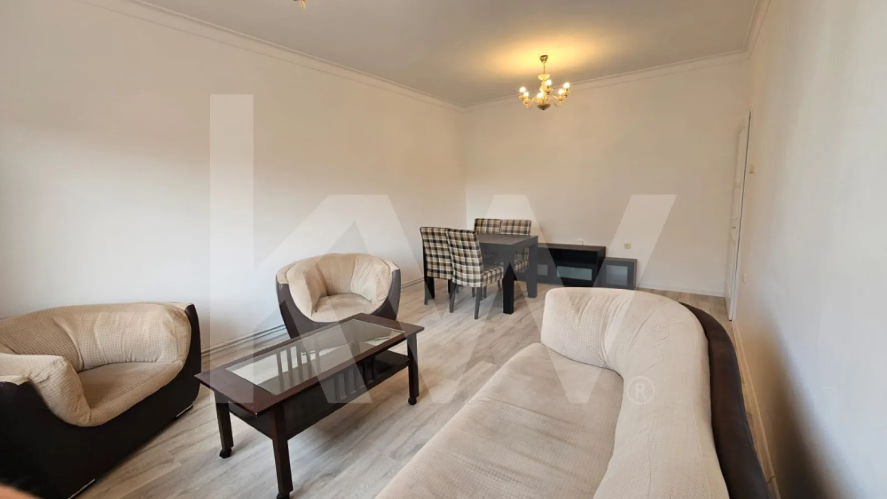 Apartament la casa 4 camere de închiriat – la 5 minute de Parcul Sub Arini - Se oferă spre închiriere un apartament spațios, situat la etajul 1 al unei case, într-o zonă liniștită, la aproximativ 5 minute de Parcul Sub Arini.

Apartamentul este parțial mobilat și compartimentat astfel: 4 camere, dintre care un dormitor complet mobilat și un living amenajat, bucătărie utilată, baie cu cabină de duș și geam pentru aerisire naturală, precum și spațiu WC separat.

Imobilul a fost recent renovat și beneficiază de finisaje moderne.

Dotări:
centrală nouă pe gaz cu calorifere
combina frigorifică
plită electrică cu inducție
cuptor electric
hotă
mașină de spălat vase
mașină de spălat rufe (situată la subsol)
jaluzele la geam

Alte informații:
posibilitate de utilizare a terasei din curte
casa scării este comună cu parterul, unde locuiește proprietarul

Apartamentul este potrivit pentru persoane sau familii care își doresc o locuință într-o zonă liniștită, cu acces facil către zone verzi.