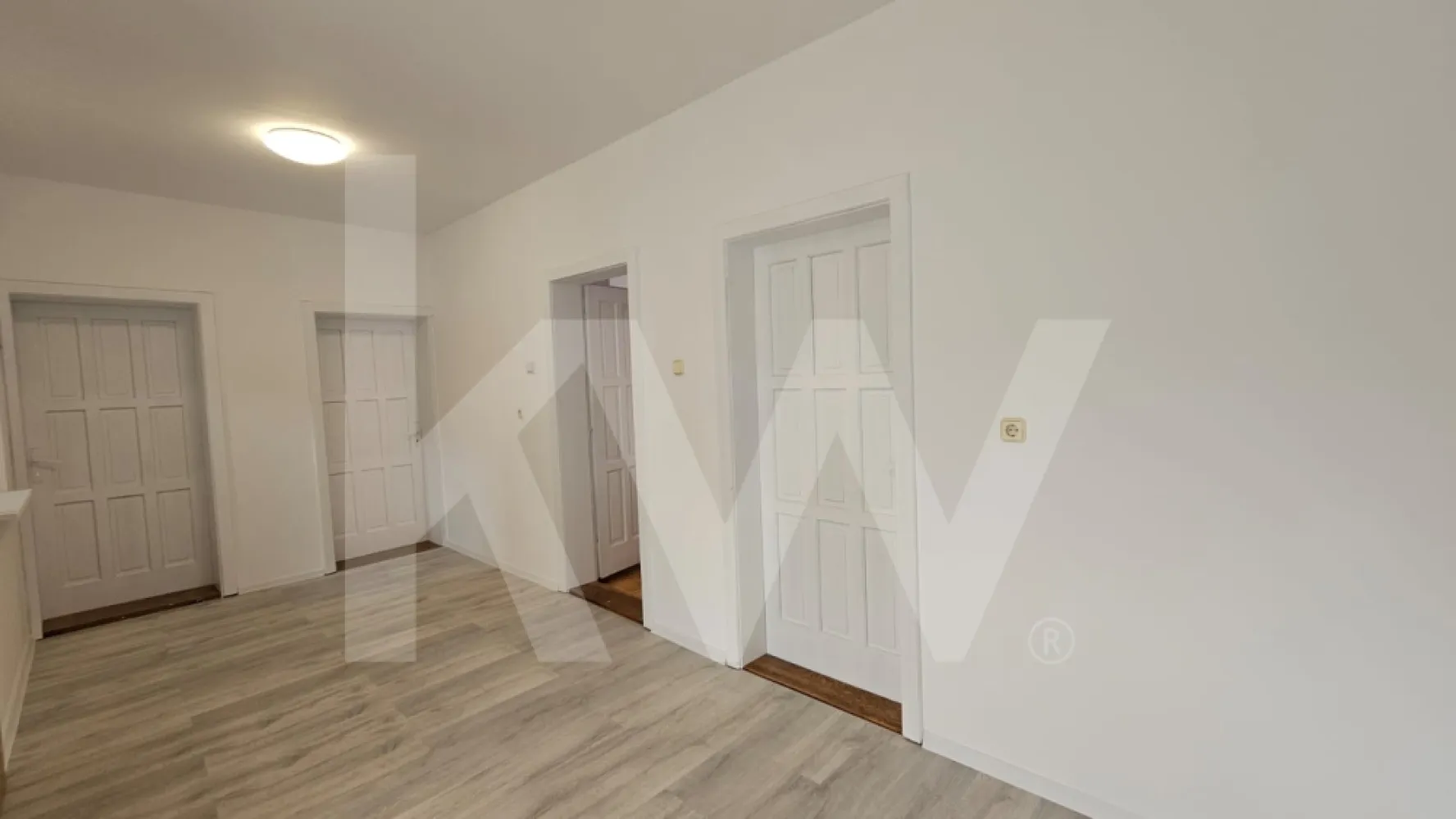 Apartament la casa 4 camere de închiriat – la 5 minute de Parcul Sub Arini - Se oferă spre închiriere un apartament spațios, situat la etajul 1 al unei case, într-o zonă liniștită, la aproximativ 5 minute de Parcul Sub Arini.

Apartamentul este parțial mobilat și compartimentat astfel: 4 camere, dintre care un dormitor complet mobilat și un living amenajat, bucătărie utilată, baie cu cabină de duș și geam pentru aerisire naturală, precum și spațiu WC separat.

Imobilul a fost recent renovat și beneficiază de finisaje moderne.

Dotări:
centrală nouă pe gaz cu calorifere
combina frigorifică
plită electrică cu inducție
cuptor electric
hotă
mașină de spălat vase
mașină de spălat rufe (situată la subsol)
jaluzele la geam

Alte informații:
posibilitate de utilizare a terasei din curte
casa scării este comună cu parterul, unde locuiește proprietarul

Apartamentul este potrivit pentru persoane sau familii care își doresc o locuință într-o zonă liniștită, cu acces facil către zone verzi.