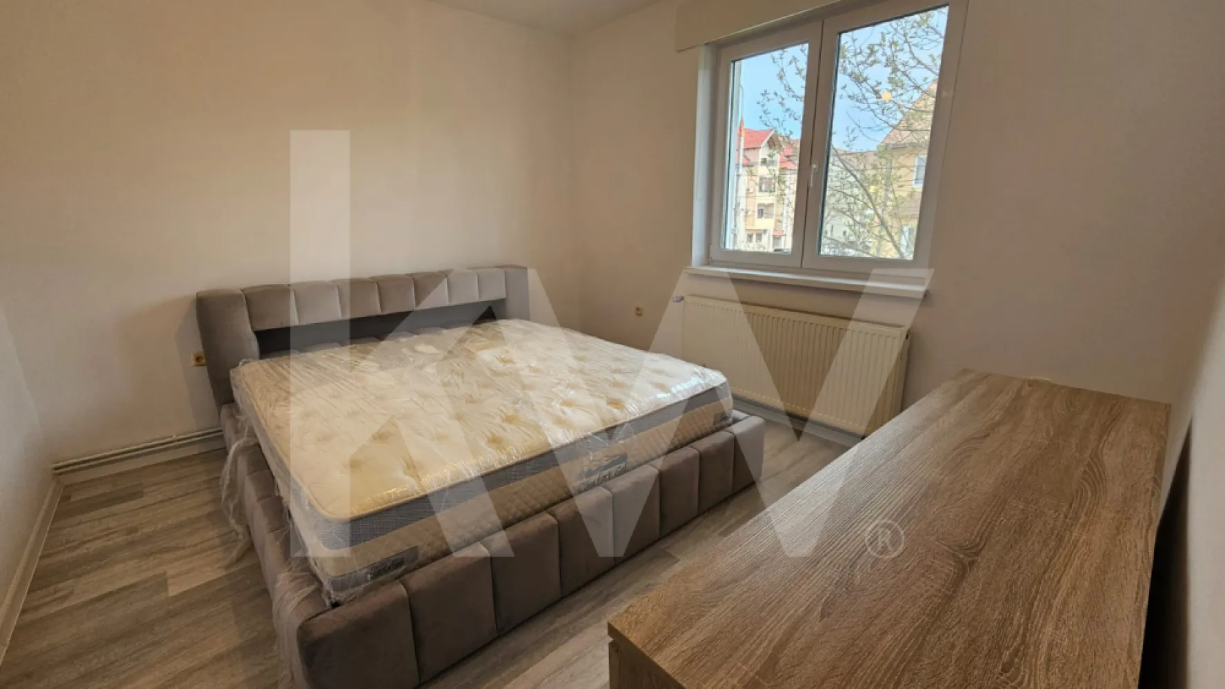 Apartament la casa 4 camere de închiriat – la 5 minute de Parcul Sub Arini - Se oferă spre închiriere un apartament spațios, situat la etajul 1 al unei case, într-o zonă liniștită, la aproximativ 5 minute de Parcul Sub Arini.

Apartamentul este parțial mobilat și compartimentat astfel: 4 camere, dintre care un dormitor complet mobilat și un living amenajat, bucătărie utilată, baie cu cabină de duș și geam pentru aerisire naturală, precum și spațiu WC separat.

Imobilul a fost recent renovat și beneficiază de finisaje moderne.

Dotări:
centrală nouă pe gaz cu calorifere
combina frigorifică
plită electrică cu inducție
cuptor electric
hotă
mașină de spălat vase
mașină de spălat rufe (situată la subsol)
jaluzele la geam

Alte informații:
posibilitate de utilizare a terasei din curte
casa scării este comună cu parterul, unde locuiește proprietarul

Apartamentul este potrivit pentru persoane sau familii care își doresc o locuință într-o zonă liniștită, cu acces facil către zone verzi.
