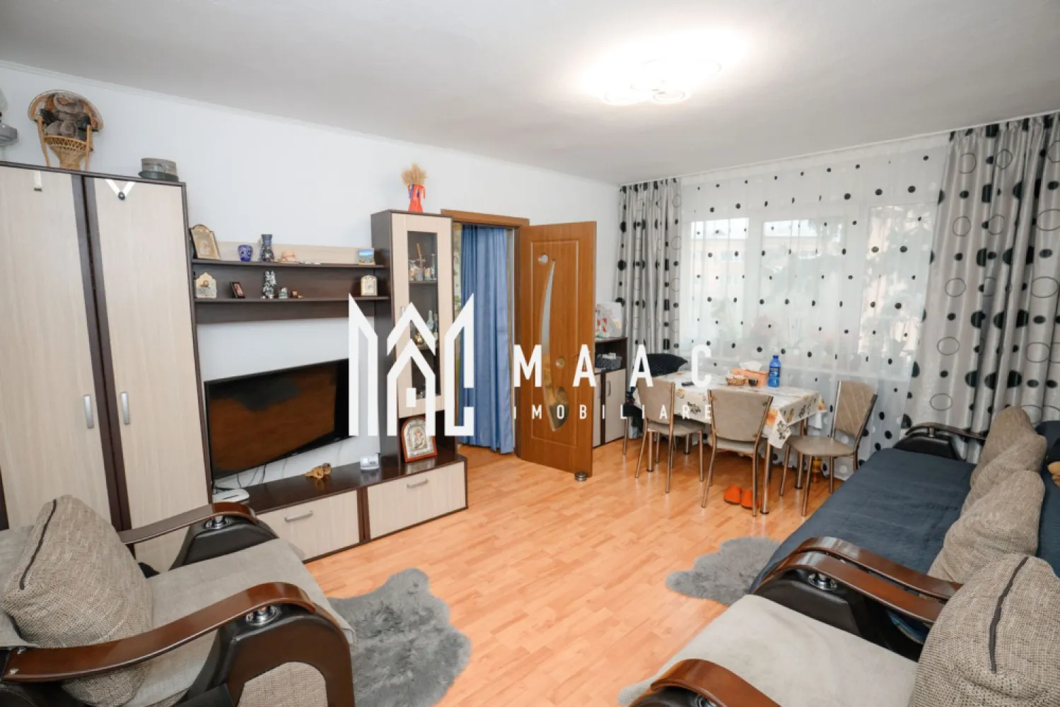 Apartament 2 camere | Centrala Termica | Etaj 3 | Zona Nord - MAAC Imobiliare ID anunț: CP2906033 🏡 Apartament 2 camere de vânzare – Cartierul Nord MAAC Imobiliare vă propune spre vânzare un apartament cu 2 camere, cu o suprafață de 41 mp, situat la etajul 3 din 4 al unui bloc anvelopat, amplasat într-o zonă liniștită și căutată – Cartierul Nord. ✨ Caracteristici principale: apartament foarte călduros centrală termică Viessmann nouă compartimentare semidecomandată stare foarte bună, curat și perfect locuibil ideal atât pentru locuit, cât și pentru investiție 📐 Compartimentare: hol bucătărie baie living dormitor balcon spații de depozitare Apartamentul se prezintă într-o stare excelentă, fiind pregătit pentru mutare imediată, fără investiții suplimentare. 📞 Așteptăm cu interes potențiali cumpărători! Pentru mai multe detalii sau pentru programarea unei vizionări, nu ezitați să ne contactați.