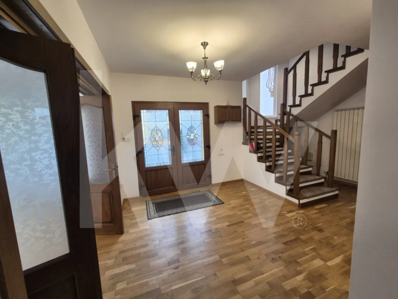 CASĂ INDIVIDUALĂ de închiriat – 330 mp, 8 camere, 5 băi, garaj dublu, grădină - De inchiriat casă spațioasă și elegantă în unul dintre cele mai căutate cartiere ale Sibiului – Ștrand / zona Tilișca, pe strada Săcel.
Proprietatea este ideală pentru familii, două familii (datorită celor 2 intrări separate), dar și pentru activități rezidențiale premium.

Vila dispune de 330 mp suprafață utilă, 8 camere, 5 băi, 3 bucătării, garaj pentru două mașini, grădină frumos amenajată și filigorie cu zonă de grătar, perfectă pentru relaxare.

Compartimentare:

 Subsol:
Garaj pentru 2 mașini
O cameră
Bucătărie
Baie

 Parter:
3 camere
2 băi
Bucătărie

Etaj:
Living generos
Bucătărie
2 dormitoare (unul cu baie proprie)
Baie
2 balcoane

Mansardă:
Hol
2 camere
Baie
Dotări și avantaje:
Disponibilă imediat

Pretabilă pentru două familii – 2 intrări separate

5 băi
2 centrale termice

Dotări premium: fotoliu cu hidromasaj, mașină de spălat vase, mașină de spălat rufe, aragaz, frigider

Filigorie + spațiu de grătar
Spațiu de joacă pentru copii
Curte pavată și amenajată
Grădină verde
Garaj + multiple spații de depozitare
Poartă automatizată
Sistem de alarmă
Zonă extrem de liniștită, perfectă pentru familii
Panou pentru apă caldă + sistem automatizare poartă

Descriere suplimentară:

Această vilă individuală oferă un confort deosebit prin suprafețele generoase, compartimentarea inteligentă și dotările moderne. Spațiile luminoase, grădina îngrijită și filigoria cu zonă de barbeque creează un mediu ideal atât pentru relaxare, cât și pentru activități de familie. Zona este una liniștită, apreciată pentru accesul rapid către centrul orașului și pentru comunitatea selectă.


Contactează-mă pentru detalii și programarea unei vizionări!
Nu rata oportunitatea de a locui într-una dintre cele mai bune zone ale Sibiului.