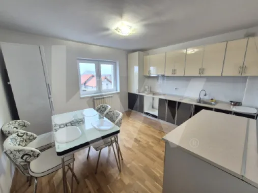 CASĂ INDIVIDUALĂ de închiriat – 330 mp, 8 camere, 5 băi, garaj dublu, grădină