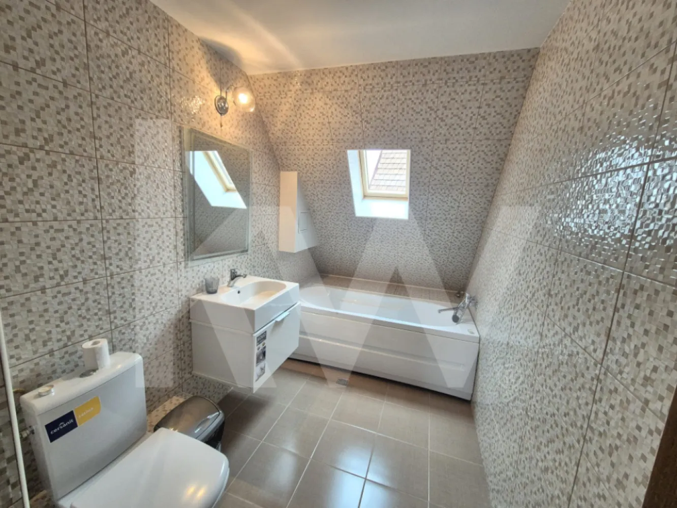 CASĂ INDIVIDUALĂ de închiriat – 330 mp, 8 camere, 5 băi, garaj dublu, grădină - De inchiriat casă spațioasă și elegantă în unul dintre cele mai căutate cartiere ale Sibiului – Ștrand / zona Tilișca, pe strada Săcel.
Proprietatea este ideală pentru familii, două familii (datorită celor 2 intrări separate), dar și pentru activități rezidențiale premium.

Vila dispune de 330 mp suprafață utilă, 8 camere, 5 băi, 3 bucătării, garaj pentru două mașini, grădină frumos amenajată și filigorie cu zonă de grătar, perfectă pentru relaxare.

Compartimentare:

 Subsol:
Garaj pentru 2 mașini
O cameră
Bucătărie
Baie

 Parter:
3 camere
2 băi
Bucătărie

Etaj:
Living generos
Bucătărie
2 dormitoare (unul cu baie proprie)
Baie
2 balcoane

Mansardă:
Hol
2 camere
Baie
Dotări și avantaje:
Disponibilă imediat

Pretabilă pentru două familii – 2 intrări separate

5 băi
2 centrale termice

Dotări premium: fotoliu cu hidromasaj, mașină de spălat vase, mașină de spălat rufe, aragaz, frigider

Filigorie + spațiu de grătar
Spațiu de joacă pentru copii
Curte pavată și amenajată
Grădină verde
Garaj + multiple spații de depozitare
Poartă automatizată
Sistem de alarmă
Zonă extrem de liniștită, perfectă pentru familii
Panou pentru apă caldă + sistem automatizare poartă

Descriere suplimentară:

Această vilă individuală oferă un confort deosebit prin suprafețele generoase, compartimentarea inteligentă și dotările moderne. Spațiile luminoase, grădina îngrijită și filigoria cu zonă de barbeque creează un mediu ideal atât pentru relaxare, cât și pentru activități de familie. Zona este una liniștită, apreciată pentru accesul rapid către centrul orașului și pentru comunitatea selectă.


Contactează-mă pentru detalii și programarea unei vizionări!
Nu rata oportunitatea de a locui într-una dintre cele mai bune zone ale Sibiului.