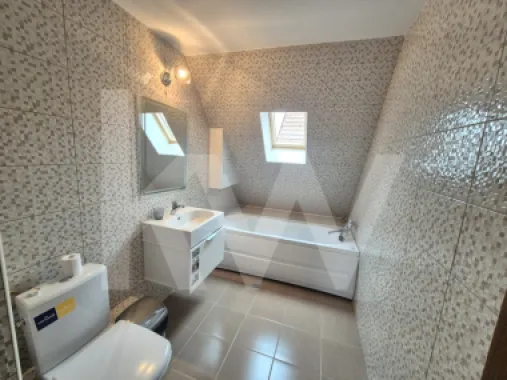 CASĂ INDIVIDUALĂ de închiriat – 330 mp, 8 camere, 5 băi, garaj dublu, grădină
