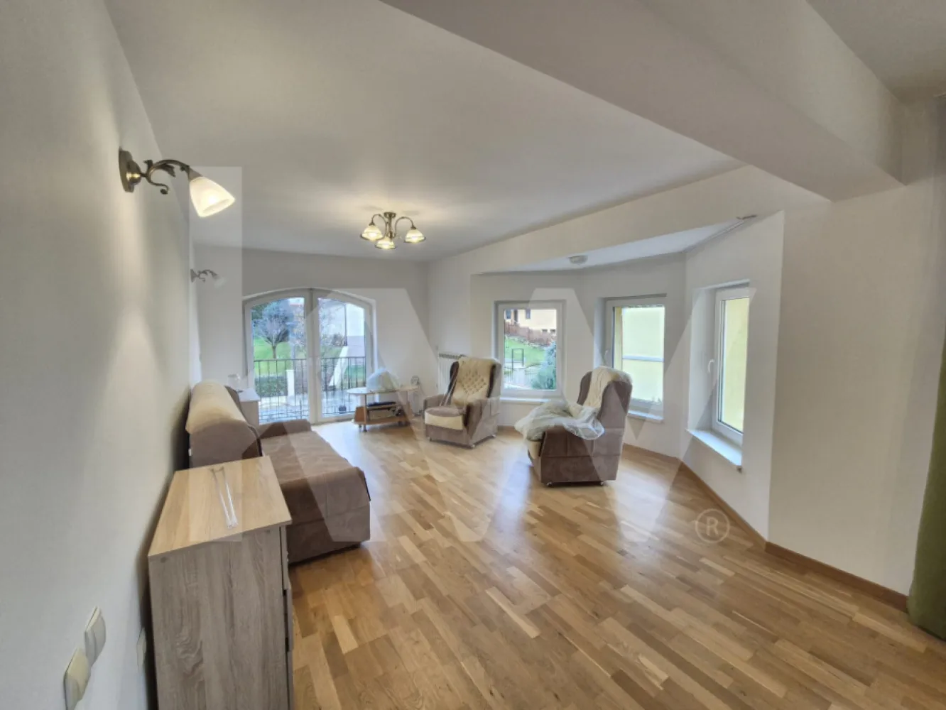 CASĂ INDIVIDUALĂ de închiriat – 330 mp, 8 camere, 5 băi, garaj dublu, grădină - De inchiriat casă spațioasă și elegantă în unul dintre cele mai căutate cartiere ale Sibiului – Ștrand / zona Tilișca, pe strada Săcel.
Proprietatea este ideală pentru familii, două familii (datorită celor 2 intrări separate), dar și pentru activități rezidențiale premium.

Vila dispune de 330 mp suprafață utilă, 8 camere, 5 băi, 3 bucătării, garaj pentru două mașini, grădină frumos amenajată și filigorie cu zonă de grătar, perfectă pentru relaxare.

Compartimentare:

 Subsol:
Garaj pentru 2 mașini
O cameră
Bucătărie
Baie

 Parter:
3 camere
2 băi
Bucătărie

Etaj:
Living generos
Bucătărie
2 dormitoare (unul cu baie proprie)
Baie
2 balcoane

Mansardă:
Hol
2 camere
Baie
Dotări și avantaje:
Disponibilă imediat

Pretabilă pentru două familii – 2 intrări separate

5 băi
2 centrale termice

Dotări premium: fotoliu cu hidromasaj, mașină de spălat vase, mașină de spălat rufe, aragaz, frigider

Filigorie + spațiu de grătar
Spațiu de joacă pentru copii
Curte pavată și amenajată
Grădină verde
Garaj + multiple spații de depozitare
Poartă automatizată
Sistem de alarmă
Zonă extrem de liniștită, perfectă pentru familii
Panou pentru apă caldă + sistem automatizare poartă

Descriere suplimentară:

Această vilă individuală oferă un confort deosebit prin suprafețele generoase, compartimentarea inteligentă și dotările moderne. Spațiile luminoase, grădina îngrijită și filigoria cu zonă de barbeque creează un mediu ideal atât pentru relaxare, cât și pentru activități de familie. Zona este una liniștită, apreciată pentru accesul rapid către centrul orașului și pentru comunitatea selectă.


Contactează-mă pentru detalii și programarea unei vizionări!
Nu rata oportunitatea de a locui într-una dintre cele mai bune zone ale Sibiului.