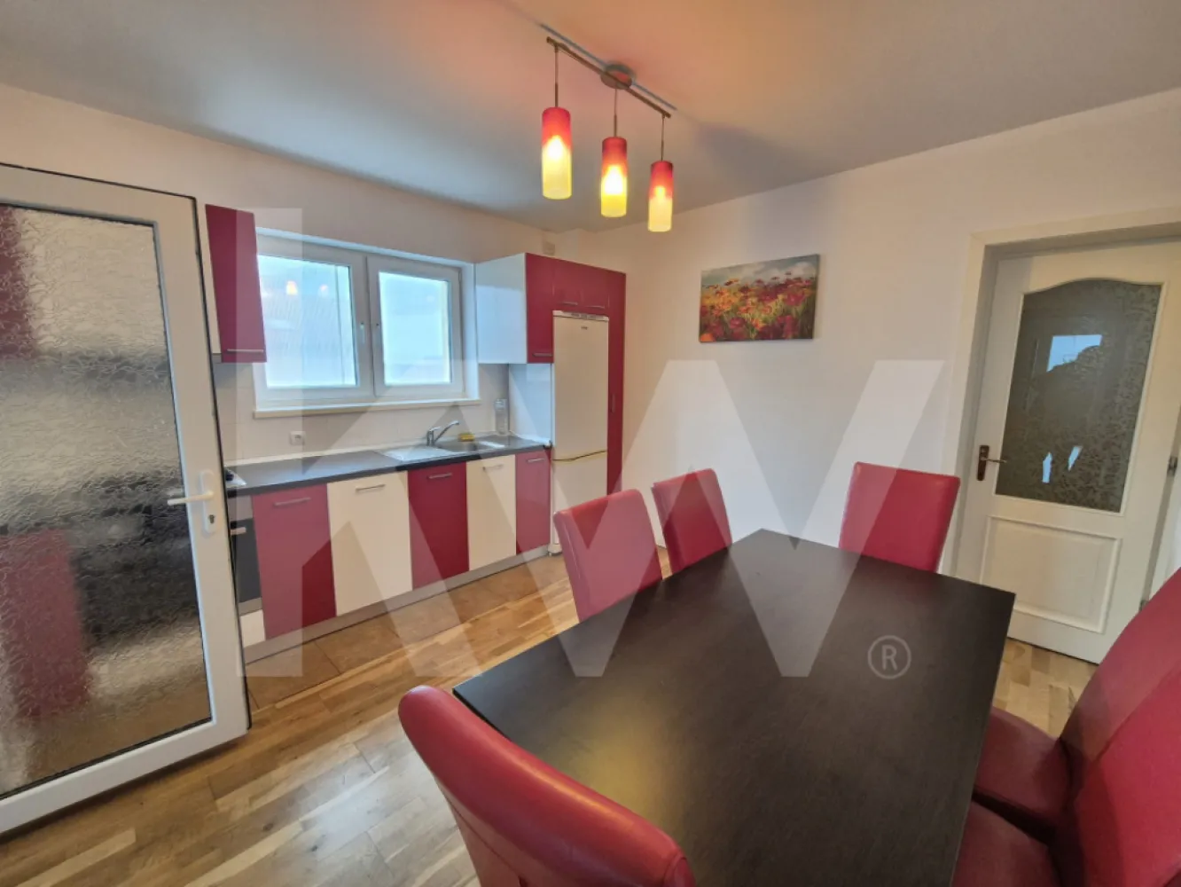 CASĂ INDIVIDUALĂ de închiriat – 330 mp, 8 camere, 5 băi, garaj dublu, grădină