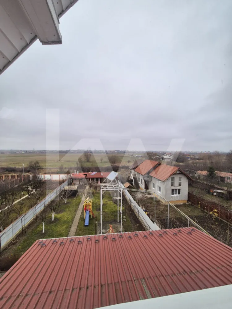 CASĂ INDIVIDUALĂ de închiriat – 330 mp, 8 camere, 5 băi, garaj dublu, grădină