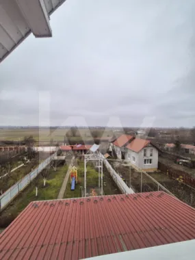 CASĂ INDIVIDUALĂ de închiriat – 330 mp, 8 camere, 5 băi, garaj dublu, grădină