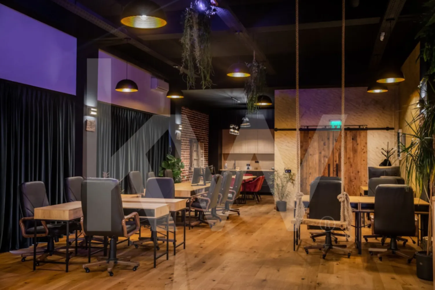 Spatii birouri de inchiriat coworking utilitati incluse Arhitectilor - Spațiu de birou de închiriat – complet echipat, zona Calea Cisnădiei - Arhitecților 

Dacă îți cauți un birou de închiriat și iei în calcul amenajarea unui apartament sau a unui spațiu de 2-3 camere, ai calculat cât timp și bani îți ia să-l transformi într-un mediu profesional la acest nivel? Chirie, garanție, mobilier, utilități, echipamente... toate aceste costuri se adună rapid. Ce-ar fi să ai totul inclus, fără garanție, fără investiții inițiale și fără bătăi de cap? Birou gata de utilizare – fără costuri ascunse, fără investiții suplimentare Finisaje premium, atmosferă profesională. Acces complet, fără alte costuri – mută-te azi, lucrează imediat. Mobilier inclus – birou individual, scaun executive, spațiu ergonomic. Acces la bucătărie complet utilată, aparat de cafea, dozator de apă. Parcare proprie – comoditate și siguranță. Sistem de încălzire în pardoseală, centrală proprie și șemineu – confort garantat. Aer condiționat – temperatură optimă în orice sezon. Avantajele acestui spațiu de birou Zero investiții inițiale – nu trebuie să cumperi mobilier, să plătești renovări sau echipamente. Fără garanție – începi activitatea fără costuri suplimentare. Fără utilități separate – nu îți bați capul cu facturile. Acces instant – spațiu complet echipat, fără timp pierdut cu amenajări. Dacă ai nevoie de un birou modern și complet echipat, aceasta este soluția ideală. 

Mută-te azi, lucrează imediat, fără complicații financiare! Contacteaza-ma acum, numar de locuri disponibile limitat! Disponibilitate 6 locuri individuale, posibilitate marire la 10 locuri.