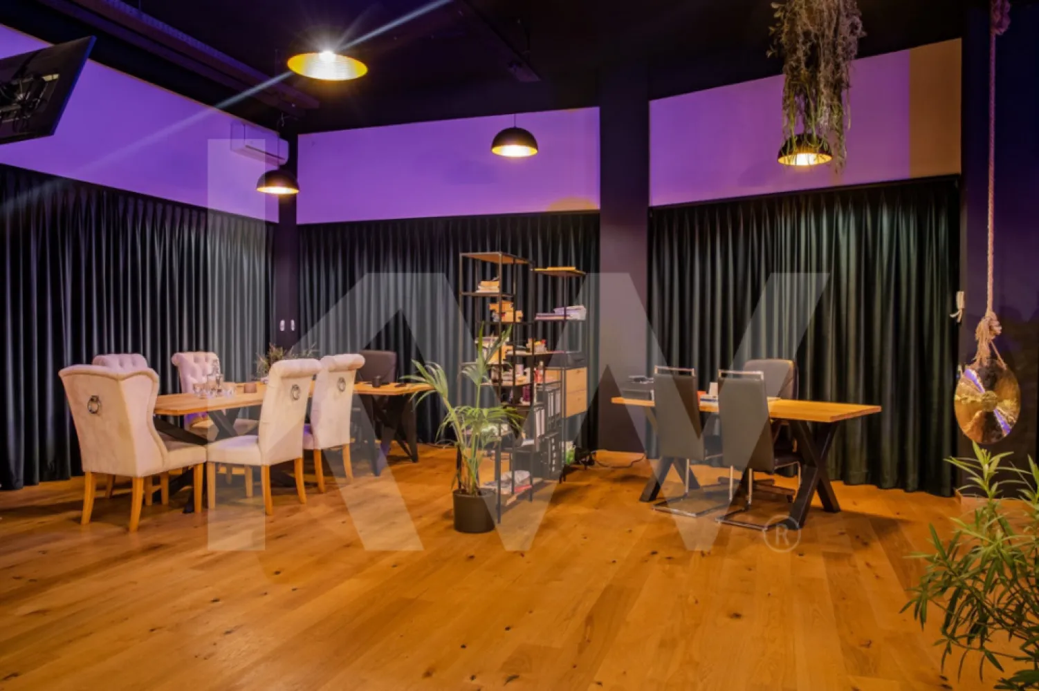 Spatii birouri de inchiriat coworking utilitati incluse Arhitectilor - Spațiu de birou de închiriat – complet echipat, zona Calea Cisnădiei - Arhitecților 

Dacă îți cauți un birou de închiriat și iei în calcul amenajarea unui apartament sau a unui spațiu de 2-3 camere, ai calculat cât timp și bani îți ia să-l transformi într-un mediu profesional la acest nivel? Chirie, garanție, mobilier, utilități, echipamente... toate aceste costuri se adună rapid. Ce-ar fi să ai totul inclus, fără garanție, fără investiții inițiale și fără bătăi de cap? Birou gata de utilizare – fără costuri ascunse, fără investiții suplimentare Finisaje premium, atmosferă profesională. Acces complet, fără alte costuri – mută-te azi, lucrează imediat. Mobilier inclus – birou individual, scaun executive, spațiu ergonomic. Acces la bucătărie complet utilată, aparat de cafea, dozator de apă. Parcare proprie – comoditate și siguranță. Sistem de încălzire în pardoseală, centrală proprie și șemineu – confort garantat. Aer condiționat – temperatură optimă în orice sezon. Avantajele acestui spațiu de birou Zero investiții inițiale – nu trebuie să cumperi mobilier, să plătești renovări sau echipamente. Fără garanție – începi activitatea fără costuri suplimentare. Fără utilități separate – nu îți bați capul cu facturile. Acces instant – spațiu complet echipat, fără timp pierdut cu amenajări. Dacă ai nevoie de un birou modern și complet echipat, aceasta este soluția ideală. 

Mută-te azi, lucrează imediat, fără complicații financiare! Contacteaza-ma acum, numar de locuri disponibile limitat! Disponibilitate 6 locuri individuale, posibilitate marire la 10 locuri.