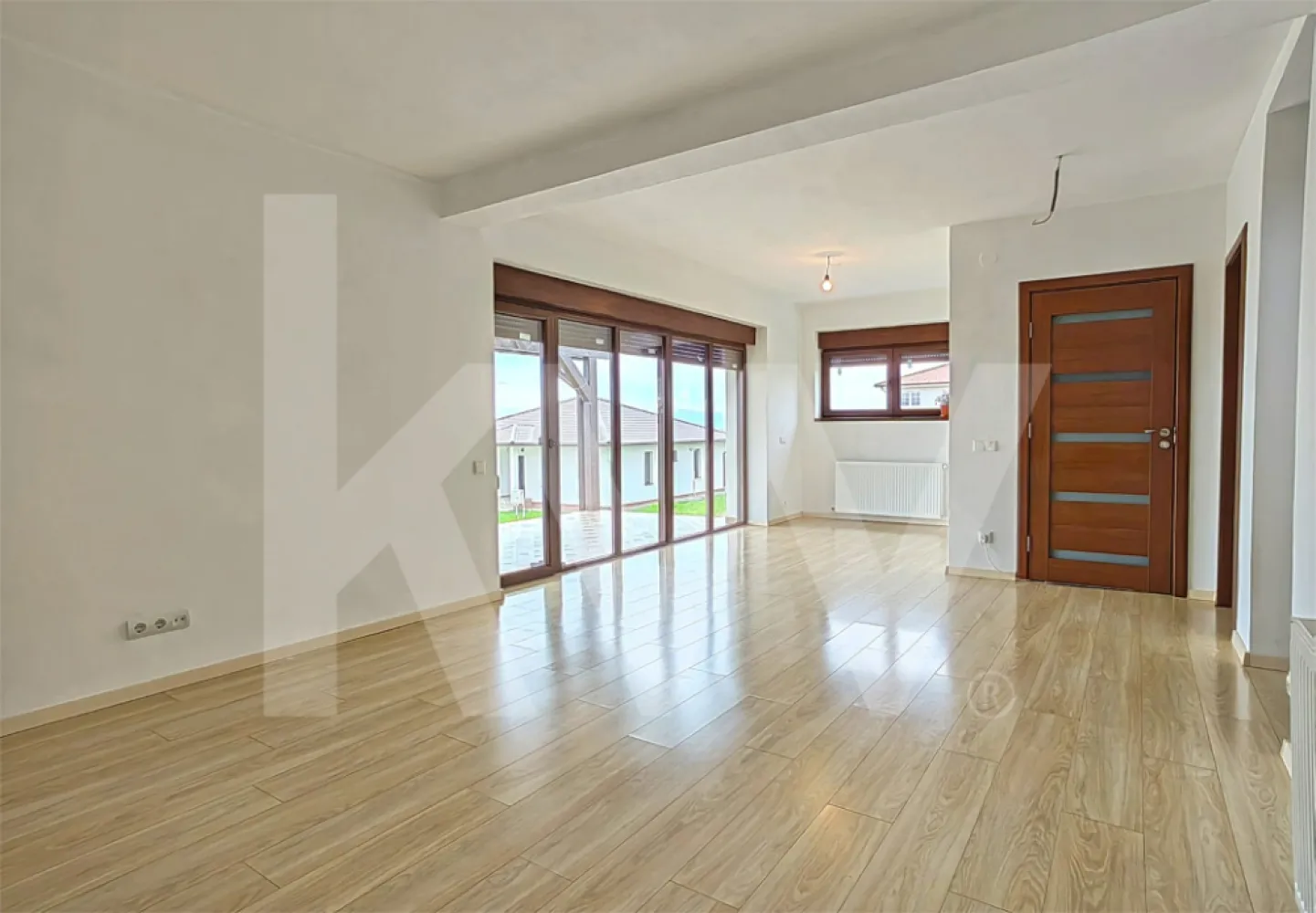 Casa individuala 5 camere finalizata mobilata Est Sibiu teren 372mp - Se ofera spre vanzare o casa/vila individuala, 5 camere, 3 dormitoare, complet intabulata, situata intr-o zona exclusiv de case, la doar cateva minute de oras. Proprietatea beneficiaza de o priveliste spectaculoasa catre Muntii Fagaras si asupra orasului, fiind o locuinta ideala pentru cei care cauta confort, liniste si intimitate. Casa este construita cu materiale premium, eficienta energetic si fonic, mentinand o temperatura constanta pe tot parcursul anului si reducand consumul de energie. Structura este realizata din caramida Cemacon Evoceramic 44 cu vata bazaltica, dispune de geamuri termopan Rehau, rulouri exterioare electrice din aluminiu si tigla Bramac. Proprietatea are toate utilitatile, iar curtea poate fi extinsa ulterior. Casa este disponibila imediat.

Descriere generala: eficienta energetica, materiale premium, vedere panoramica.
Structura si compartimentare pe doua niveluri.
Parter: living cu zona de dining de 29 mp, dormitor/birou, baie, debara, bucatarie separata mobilata si utilata, terasa cu vedere.
Etaj: trei dormitoare generoase, doua cu vedere catre Muntii Fagaras, baie complet utilata in suprafata de 11,09mp, pod pentru depozitare.
Utilitati complete si dotari tehnice.
Teren cu doua fronturi stradale si posibilitate de extindere.
Acces rapid spre oras si zona exclusiv rezidentiala de case.

Aceasta proprietate reprezinta o ocazie rara pentru cei care isi doresc o casa individuala moderna, construita cu materiale de cea mai buna calitate, situata intr-o zona linistita de case si cu o vedere impresionanta catre Muntii Fagaras. Cu compartimentare functionala, camere spatioase, bucatarie complet utilata si doua fronturi stradale, casa este pregatita pentru mutare imediata. Pentru detalii suplimentare sau programarea unei vizionari, proprietatea poate fi prezentata oricand la cerere.