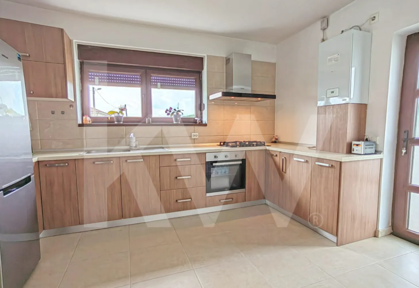 Casa individuala 5 camere finalizata mobilata Est Sibiu teren 372mp - Se ofera spre vanzare o casa/vila individuala, 5 camere, 3 dormitoare, complet intabulata, situata intr-o zona exclusiv de case, la doar cateva minute de oras. Proprietatea beneficiaza de o priveliste spectaculoasa catre Muntii Fagaras si asupra orasului, fiind o locuinta ideala pentru cei care cauta confort, liniste si intimitate. Casa este construita cu materiale premium, eficienta energetic si fonic, mentinand o temperatura constanta pe tot parcursul anului si reducand consumul de energie. Structura este realizata din caramida Cemacon Evoceramic 44 cu vata bazaltica, dispune de geamuri termopan Rehau, rulouri exterioare electrice din aluminiu si tigla Bramac. Proprietatea are toate utilitatile, iar curtea poate fi extinsa ulterior. Casa este disponibila imediat.

Descriere generala: eficienta energetica, materiale premium, vedere panoramica.
Structura si compartimentare pe doua niveluri.
Parter: living cu zona de dining de 29 mp, dormitor/birou, baie, debara, bucatarie separata mobilata si utilata, terasa cu vedere.
Etaj: trei dormitoare generoase, doua cu vedere catre Muntii Fagaras, baie complet utilata in suprafata de 11,09mp, pod pentru depozitare.
Utilitati complete si dotari tehnice.
Teren cu doua fronturi stradale si posibilitate de extindere.
Acces rapid spre oras si zona exclusiv rezidentiala de case.

Aceasta proprietate reprezinta o ocazie rara pentru cei care isi doresc o casa individuala moderna, construita cu materiale de cea mai buna calitate, situata intr-o zona linistita de case si cu o vedere impresionanta catre Muntii Fagaras. Cu compartimentare functionala, camere spatioase, bucatarie complet utilata si doua fronturi stradale, casa este pregatita pentru mutare imediata. Pentru detalii suplimentare sau programarea unei vizionari, proprietatea poate fi prezentata oricand la cerere.