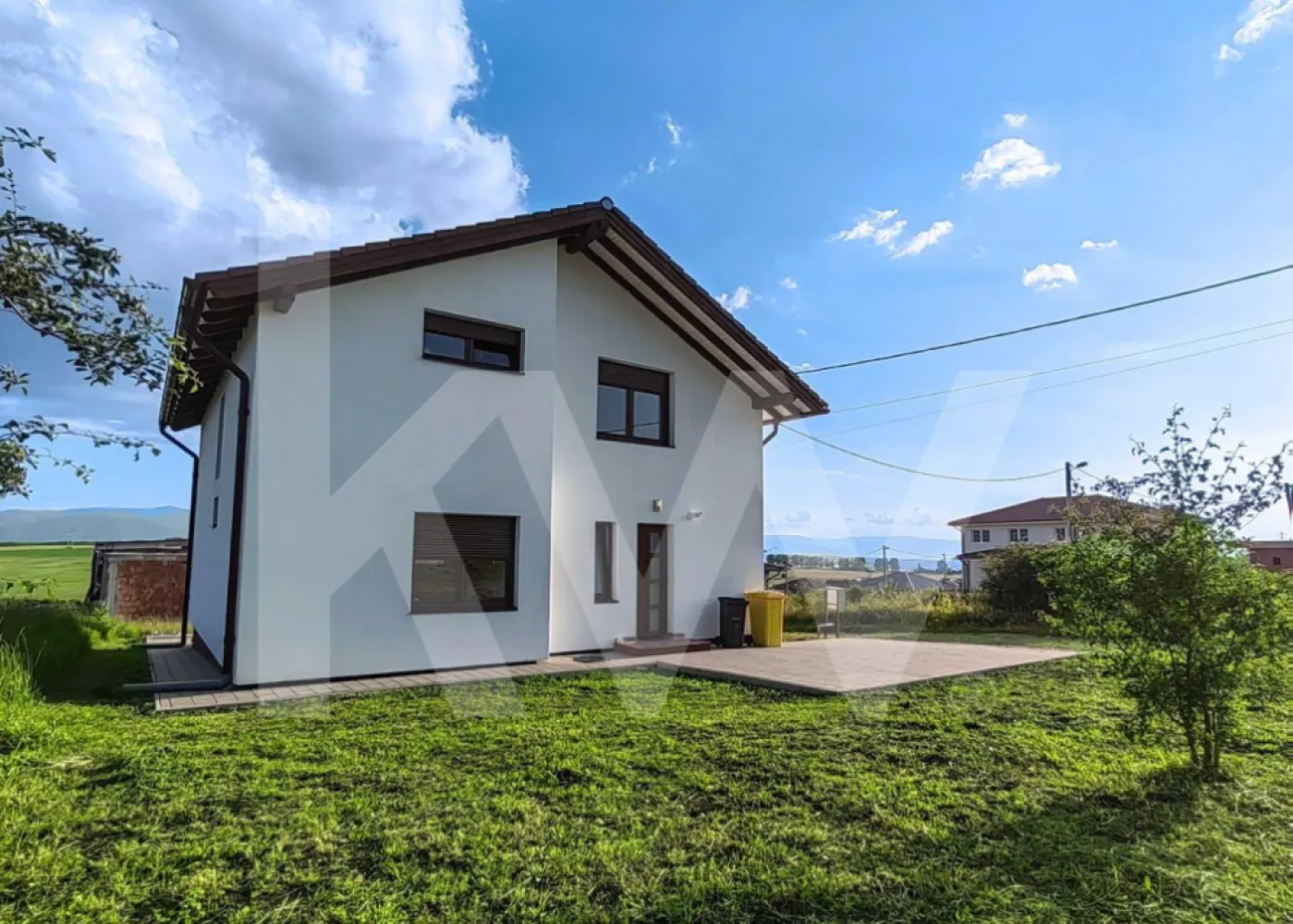 Casa individuala 5 camere finalizata mobilata Est Sibiu teren 372mp - Se ofera spre vanzare o casa/vila individuala, 5 camere, 3 dormitoare, complet intabulata, situata intr-o zona exclusiv de case, la doar cateva minute de oras. Proprietatea beneficiaza de o priveliste spectaculoasa catre Muntii Fagaras si asupra orasului, fiind o locuinta ideala pentru cei care cauta confort, liniste si intimitate. Casa este construita cu materiale premium, eficienta energetic si fonic, mentinand o temperatura constanta pe tot parcursul anului si reducand consumul de energie. Structura este realizata din caramida Cemacon Evoceramic 44 cu vata bazaltica, dispune de geamuri termopan Rehau, rulouri exterioare electrice din aluminiu si tigla Bramac. Proprietatea are toate utilitatile, iar curtea poate fi extinsa ulterior. Casa este disponibila imediat.

Descriere generala: eficienta energetica, materiale premium, vedere panoramica.
Structura si compartimentare pe doua niveluri.
Parter: living cu zona de dining de 29 mp, dormitor/birou, baie, debara, bucatarie separata mobilata si utilata, terasa cu vedere.
Etaj: trei dormitoare generoase, doua cu vedere catre Muntii Fagaras, baie complet utilata in suprafata de 11,09mp, pod pentru depozitare.
Utilitati complete si dotari tehnice.
Teren cu doua fronturi stradale si posibilitate de extindere.
Acces rapid spre oras si zona exclusiv rezidentiala de case.

Aceasta proprietate reprezinta o ocazie rara pentru cei care isi doresc o casa individuala moderna, construita cu materiale de cea mai buna calitate, situata intr-o zona linistita de case si cu o vedere impresionanta catre Muntii Fagaras. Cu compartimentare functionala, camere spatioase, bucatarie complet utilata si doua fronturi stradale, casa este pregatita pentru mutare imediata. Pentru detalii suplimentare sau programarea unei vizionari, proprietatea poate fi prezentata oricand la cerere.