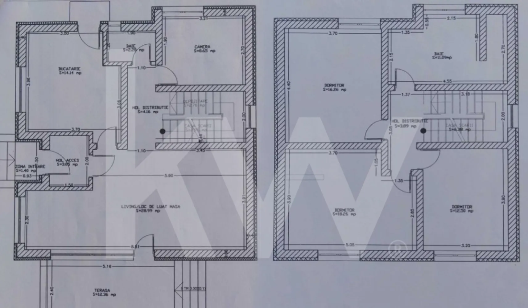 Casa individuala 5 camere finalizata mobilata Est Sibiu teren 372mp - Se ofera spre vanzare o casa/vila individuala, 5 camere, 3 dormitoare, complet intabulata, situata intr-o zona exclusiv de case, la doar cateva minute de oras. Proprietatea beneficiaza de o priveliste spectaculoasa catre Muntii Fagaras si asupra orasului, fiind o locuinta ideala pentru cei care cauta confort, liniste si intimitate. Casa este construita cu materiale premium, eficienta energetic si fonic, mentinand o temperatura constanta pe tot parcursul anului si reducand consumul de energie. Structura este realizata din caramida Cemacon Evoceramic 44 cu vata bazaltica, dispune de geamuri termopan Rehau, rulouri exterioare electrice din aluminiu si tigla Bramac. Proprietatea are toate utilitatile, iar curtea poate fi extinsa ulterior. Casa este disponibila imediat.

Descriere generala: eficienta energetica, materiale premium, vedere panoramica.
Structura si compartimentare pe doua niveluri.
Parter: living cu zona de dining de 29 mp, dormitor/birou, baie, debara, bucatarie separata mobilata si utilata, terasa cu vedere.
Etaj: trei dormitoare generoase, doua cu vedere catre Muntii Fagaras, baie complet utilata in suprafata de 11,09mp, pod pentru depozitare.
Utilitati complete si dotari tehnice.
Teren cu doua fronturi stradale si posibilitate de extindere.
Acces rapid spre oras si zona exclusiv rezidentiala de case.

Aceasta proprietate reprezinta o ocazie rara pentru cei care isi doresc o casa individuala moderna, construita cu materiale de cea mai buna calitate, situata intr-o zona linistita de case si cu o vedere impresionanta catre Muntii Fagaras. Cu compartimentare functionala, camere spatioase, bucatarie complet utilata si doua fronturi stradale, casa este pregatita pentru mutare imediata. Pentru detalii suplimentare sau programarea unei vizionari, proprietatea poate fi prezentata oricand la cerere.