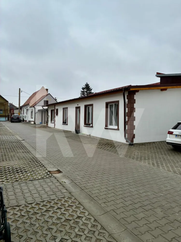 Apartament la casa zona Turnisor! - Un ansamblu cochet, dar plin de suflet

Descoperă un colț aparte din oraș – un mic cartier rezidențial gândit pentru cei care nu caută doar o locuință, ci un acasă cu personalitate și căldură umană.

Garsonierele sunt compacte și eficiente, ideale pentru un stil de viață dinamic. Apartamentele cu 2 camere oferă echilibrul ideal între spațiu și funcționalitate. Cele cu 3 camere, în stil vilă, impresionează prin luminozitate, compartimentare practică și un design care te face să te simți „acasă” din prima clipă. Iar apartamentele cu 4 camere sunt spațioase și versatile – perfecte pentru familii care vor intimitate, dar și loc pentru conexiune.

 Fiecare locuință are un aer atipic – un design care iese din tiparele standard și creează emoție. Nu e doar un spațiu de locuit, ci un loc care îți dă o stare bună.

 Curtea comună e gândită ca o grădină de suflet: accesibilă doar rezidenților, ideală pentru relaxare, pentru ca cei mici să se joace în siguranță și pentru ca părinții să stea liniștiți.

 Ansamblul nu e doar un grup de locuințe, ci o comunitate mică și unită, unde vecinii se cunosc și copiii cresc frumos, în siguranță, într-un cartier liniștit, retras de agitație, dar bine conectat la oraș.

Un loc diferit. Mai cald. Mai sigur. Mai al tău.